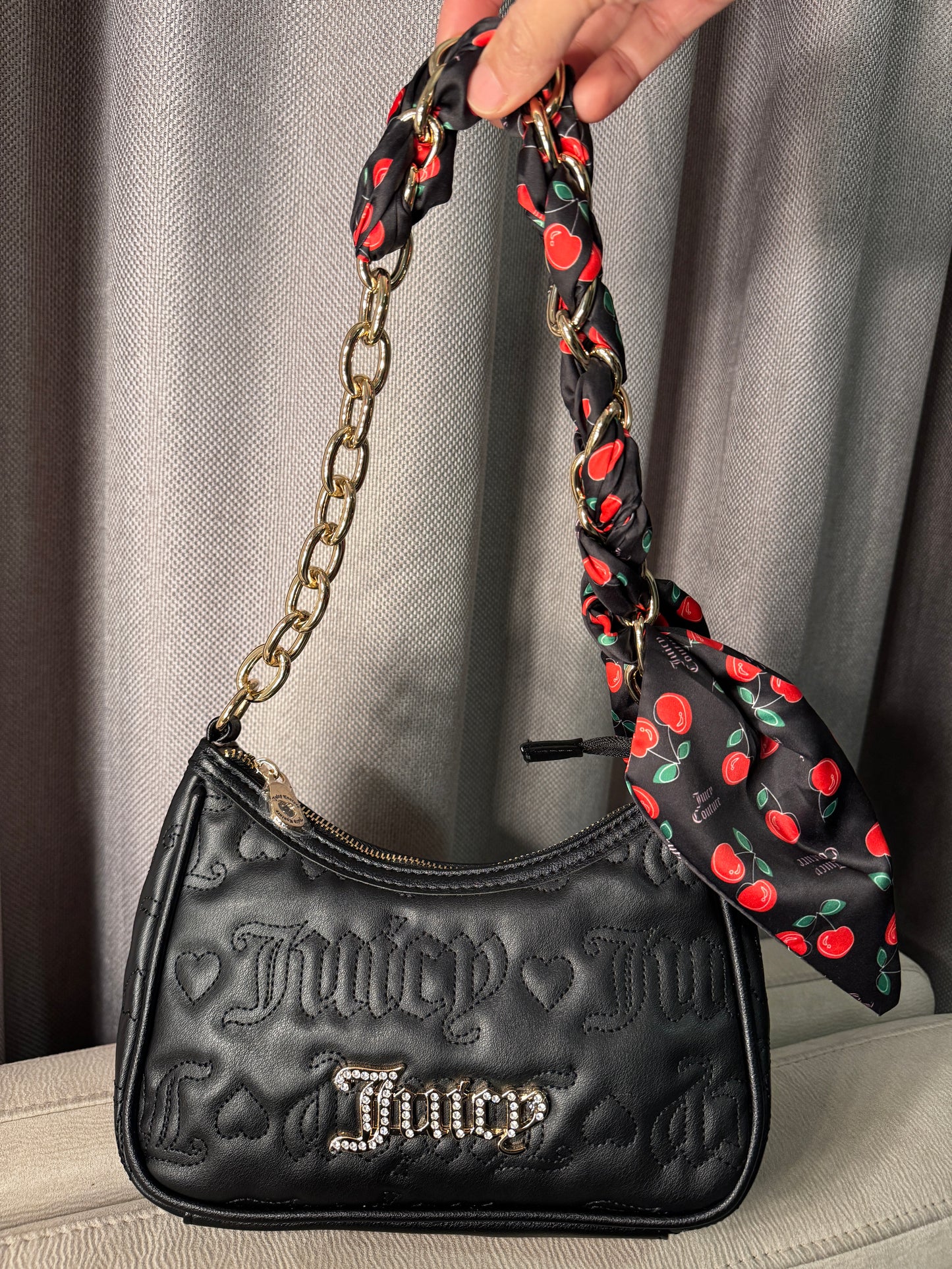 Cartera de Hombro Juicy Couture Negra con Pañuelo