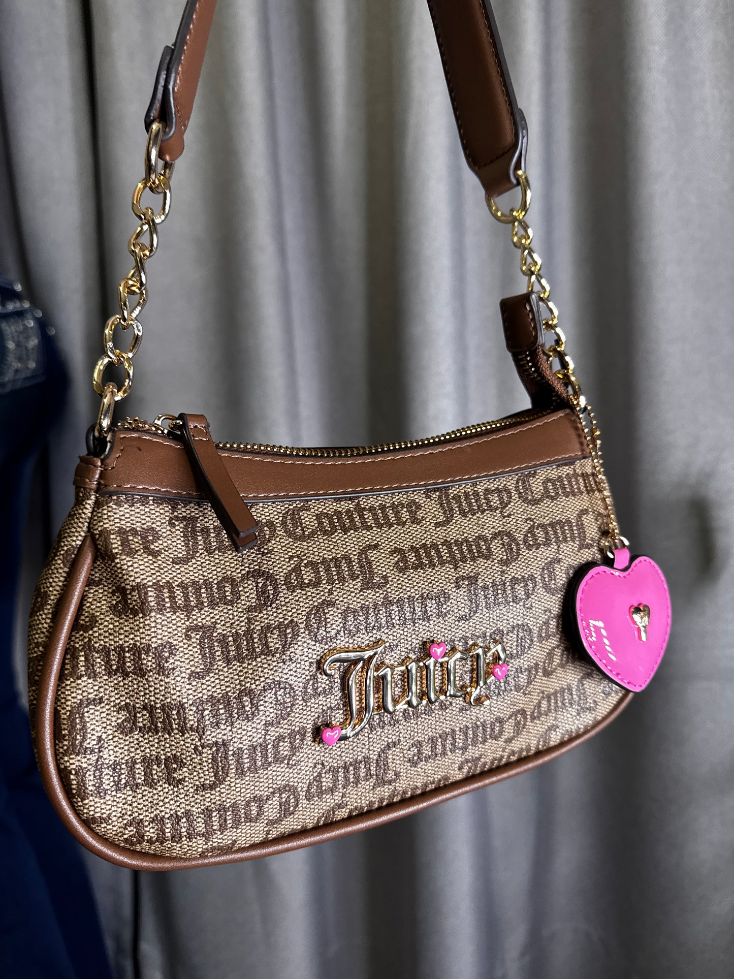 Cartera Juicy Couture Monogram Café con Charm de Corazón