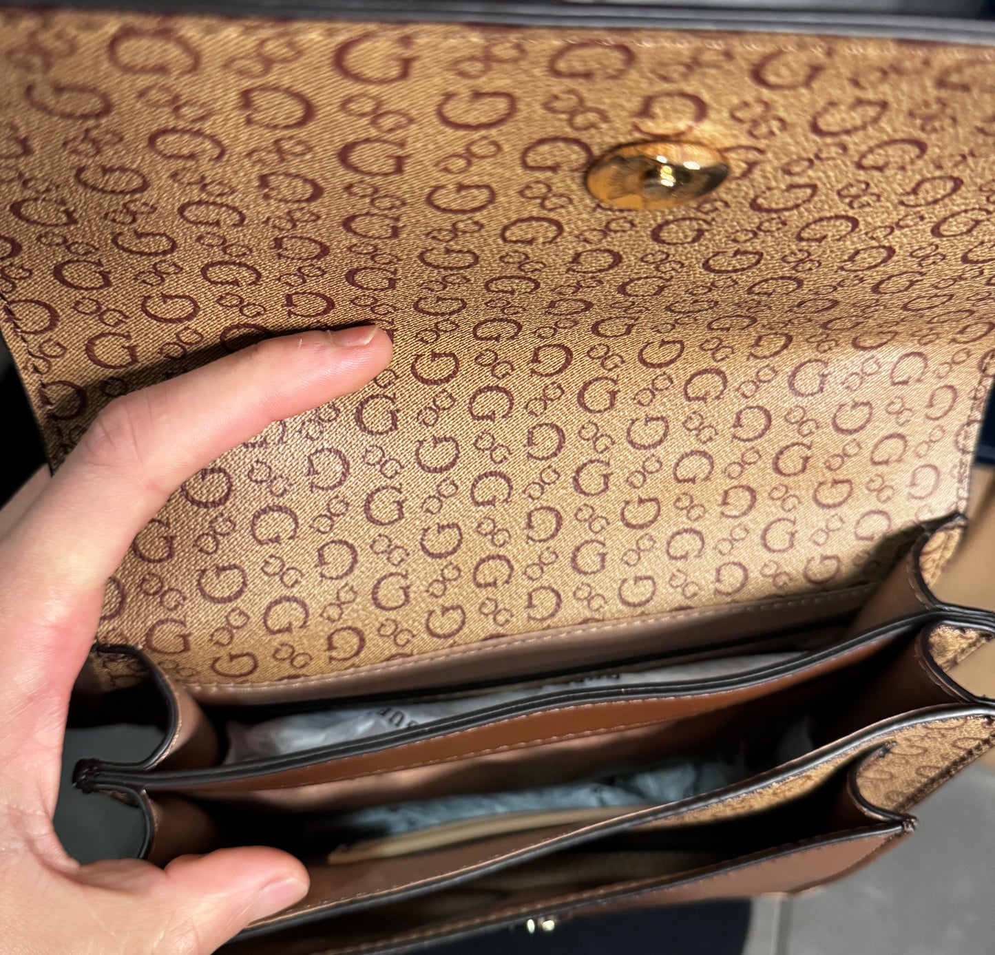 Cartera Guess Monograma Café con Cadena Dorada