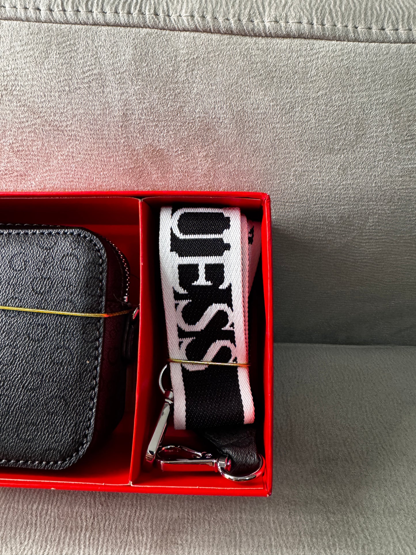 Crossbody Guess Los Angeles – Negro Monogram (Set en Caja Regalo)