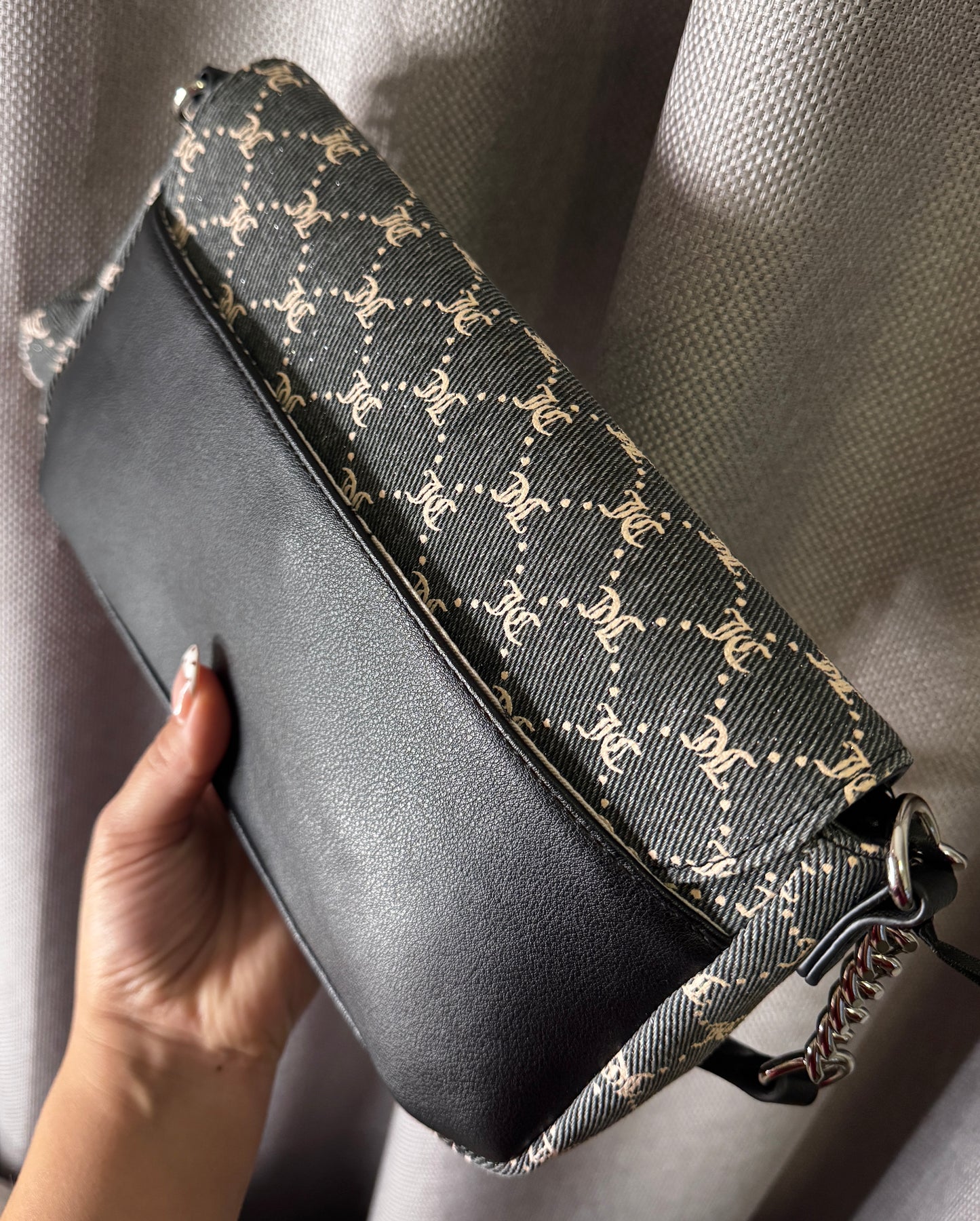Cartera de hombro Juicy Couture de mezclilla gris