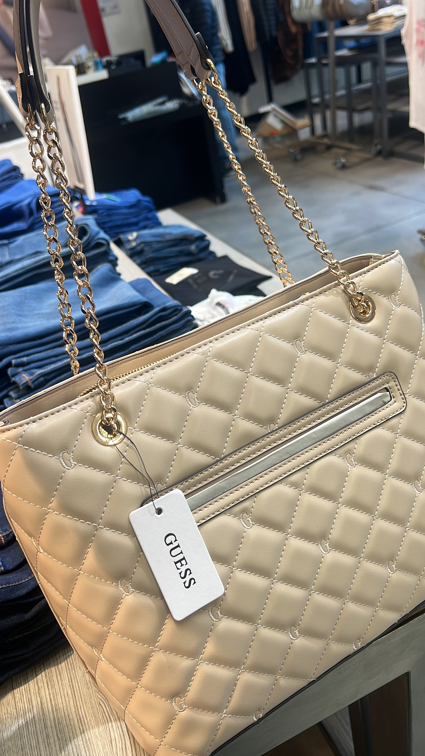 Tote Guess
