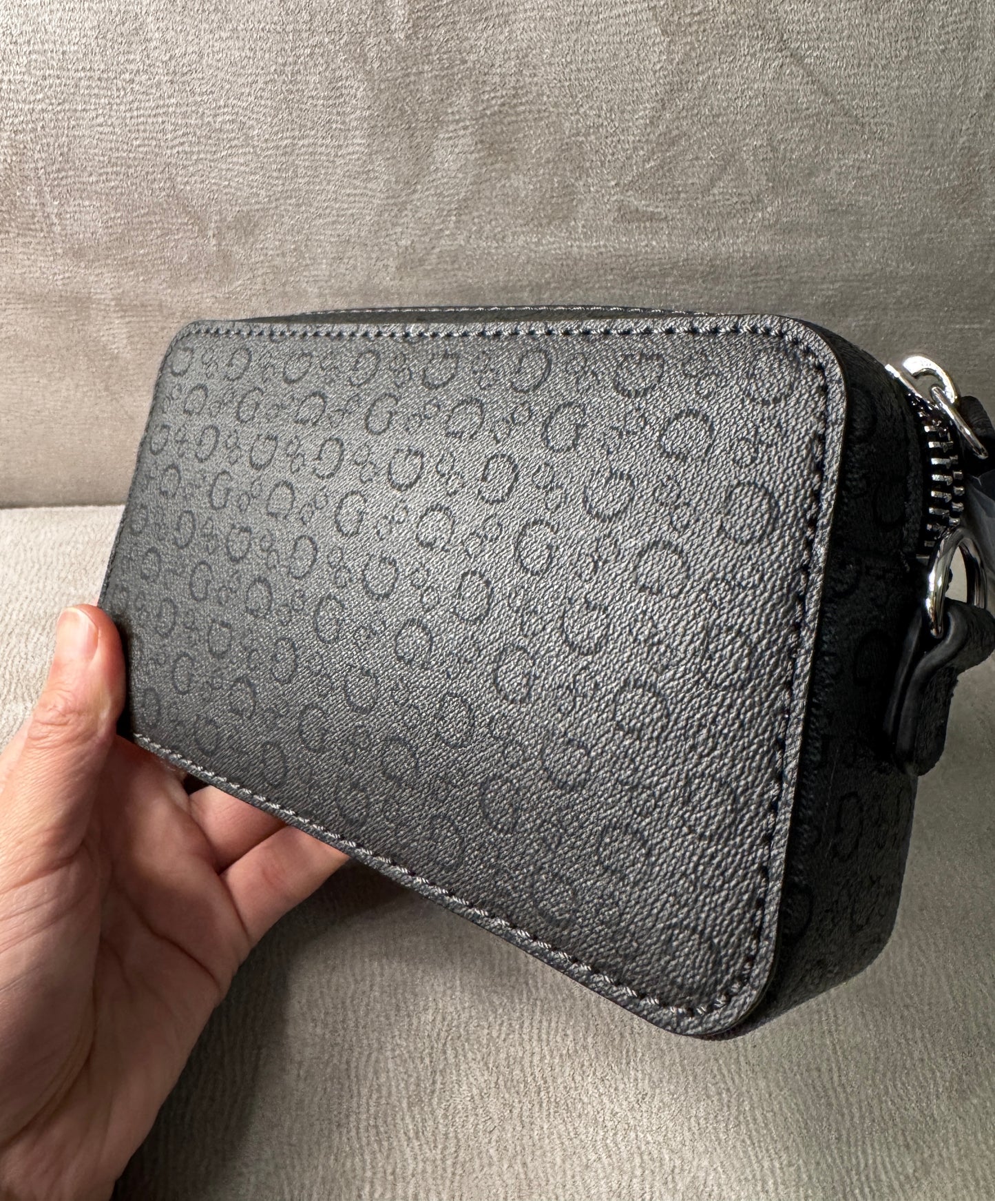 Crossbody Guess Los Angeles – Negro Monogram (Set en Caja Regalo)
