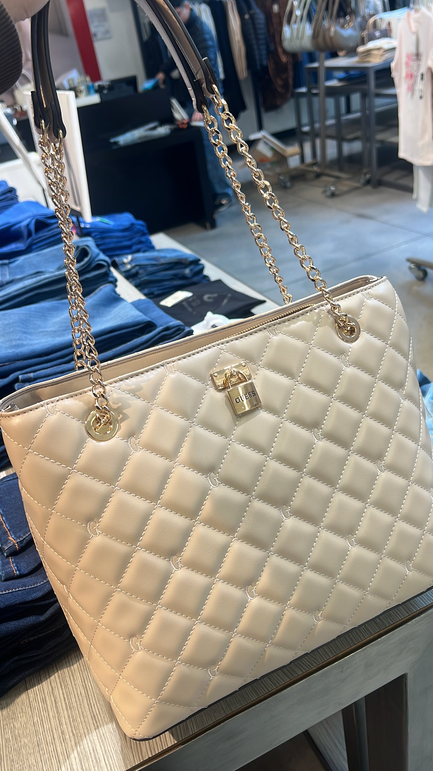 Tote Guess