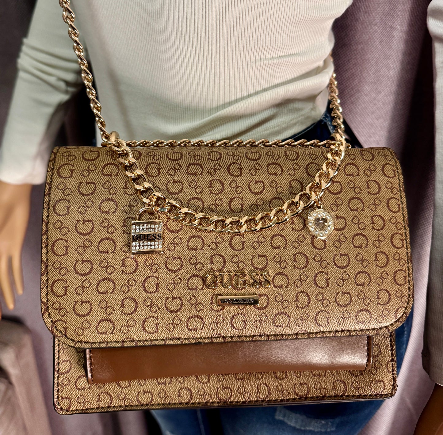 Cartera Guess Monograma Café con Cadena Dorada