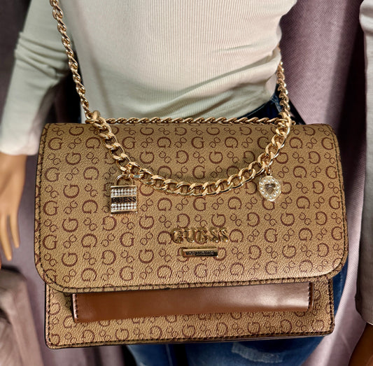 Cartera Guess Monograma Café con Cadena Dorada