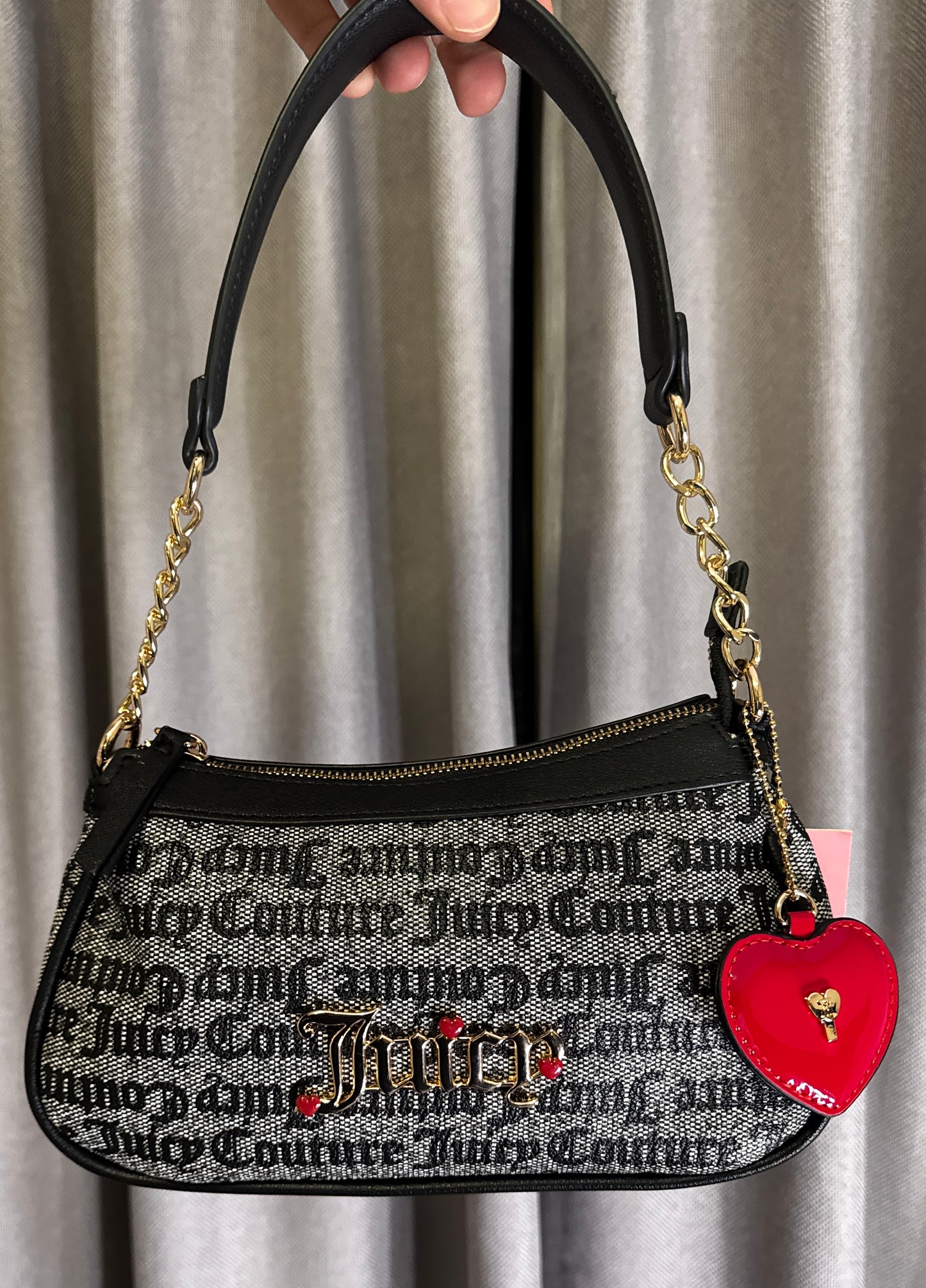 Cartera Juicy Couture Monogram con Charm de Corazón