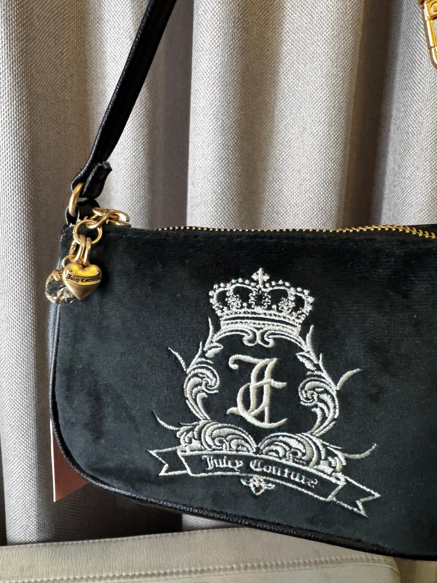 Cartera de hombro pequeña Juicy Couture escudo JC