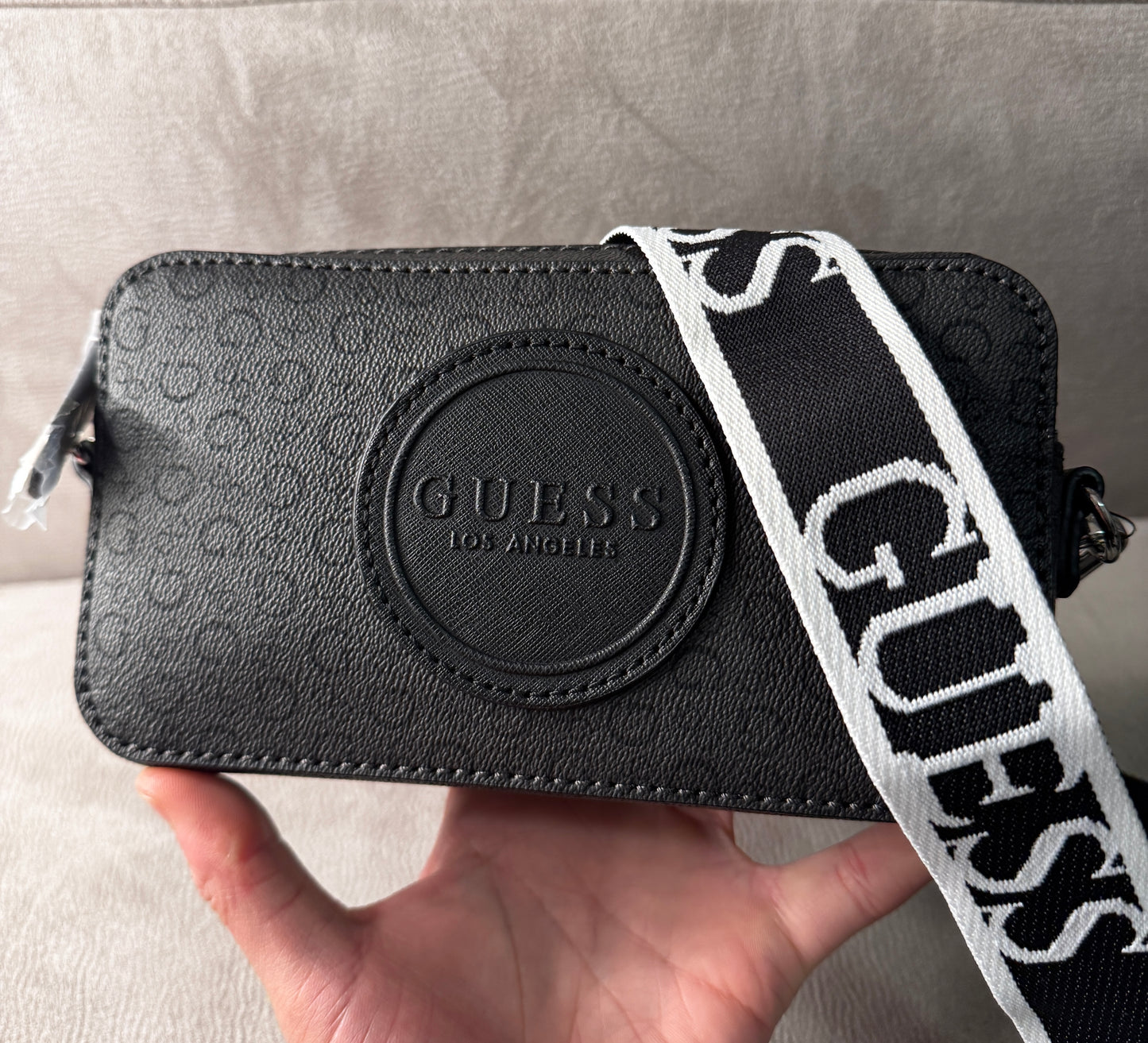 Crossbody Guess Los Angeles – Negro Monogram (Set en Caja Regalo)