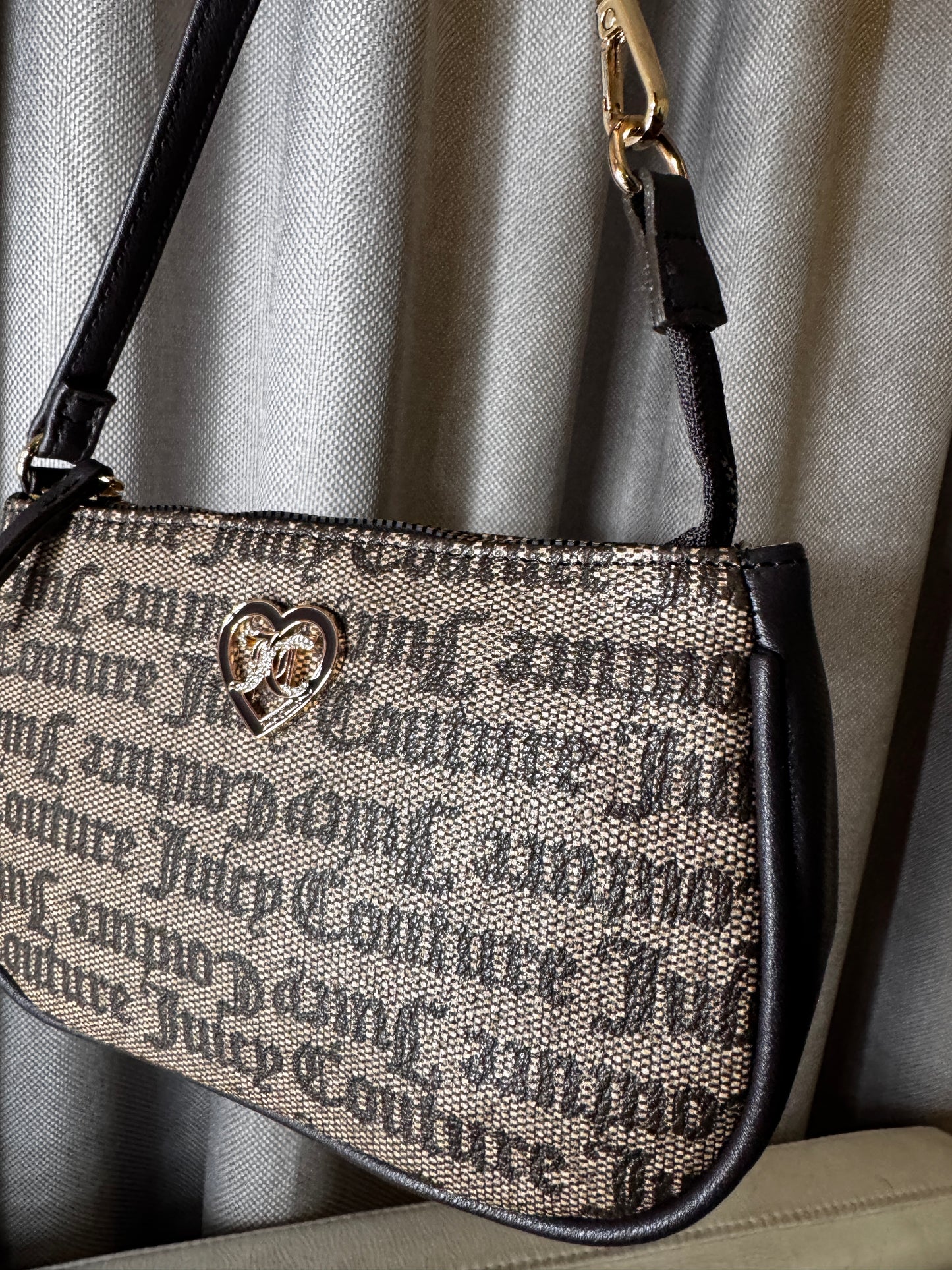 Cartera de hombro Juicy Couture pequeña