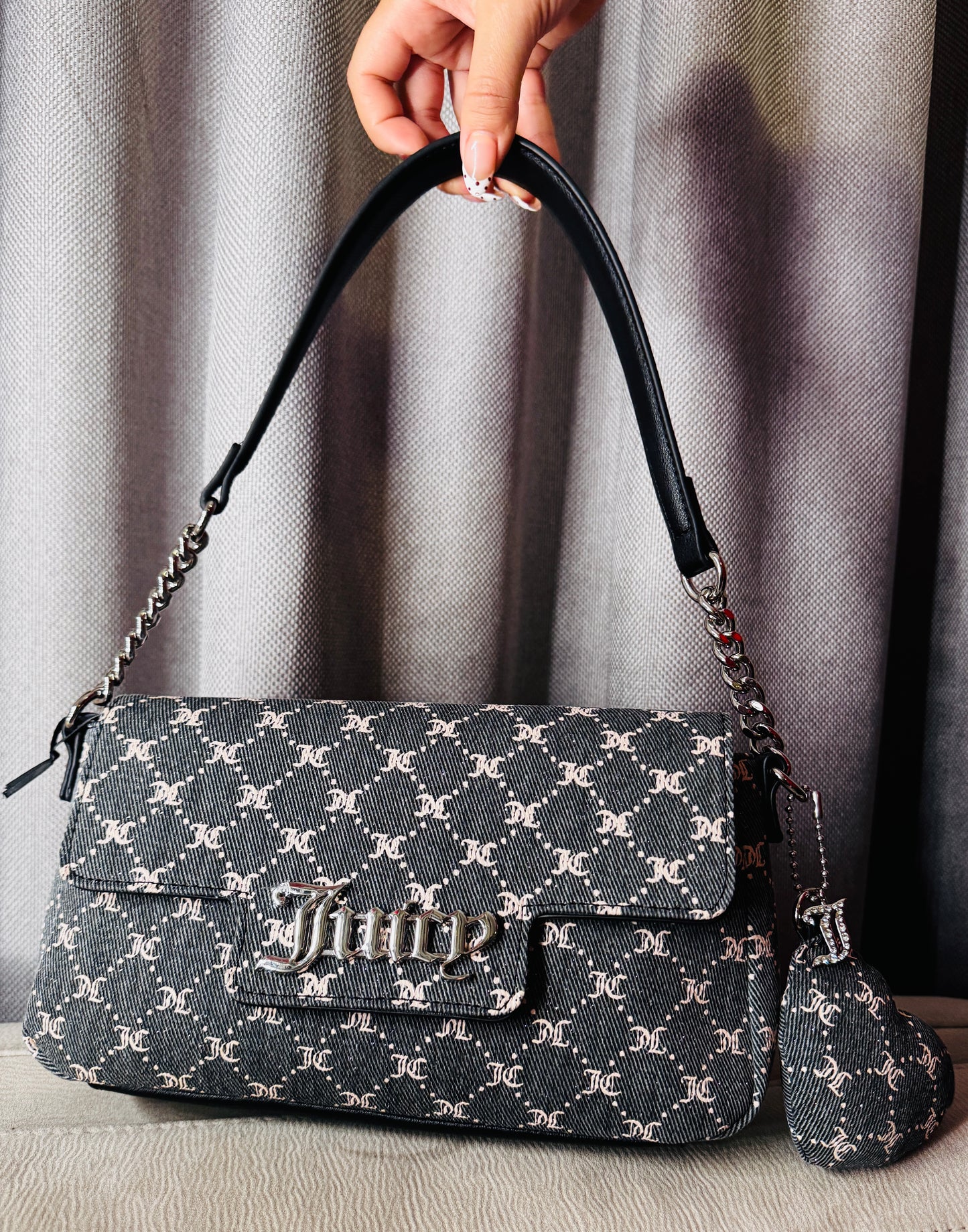 Cartera de hombro Juicy Couture de mezclilla gris