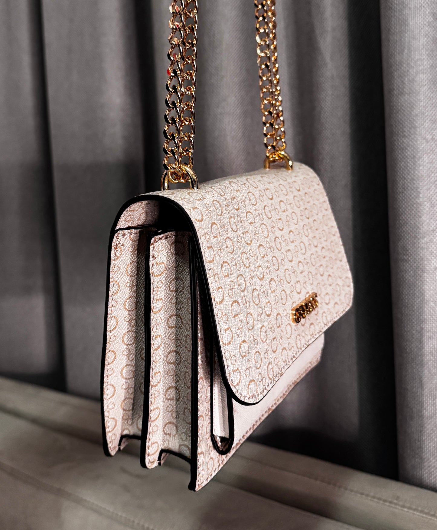 Cartera Guess Beige con Cadena Dorada