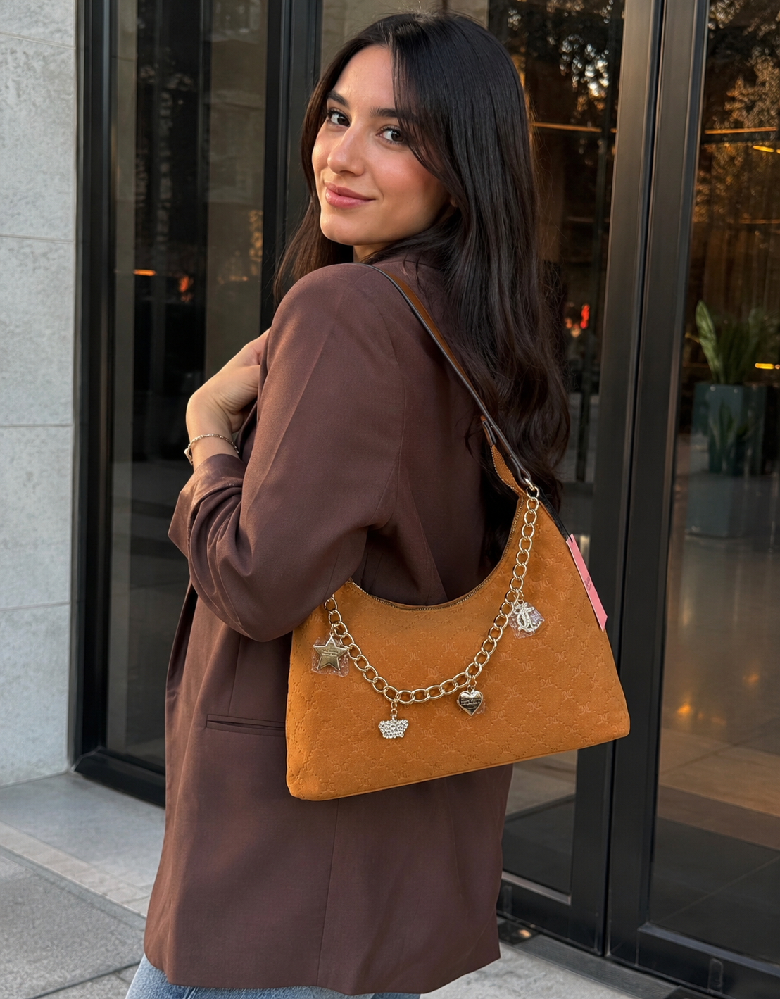 Cartera Juicy Couture Hobo Camel con Charms