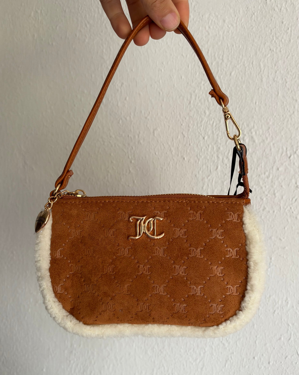 Cartera de hombro Juicy Couture Café con Detalles de Peluche