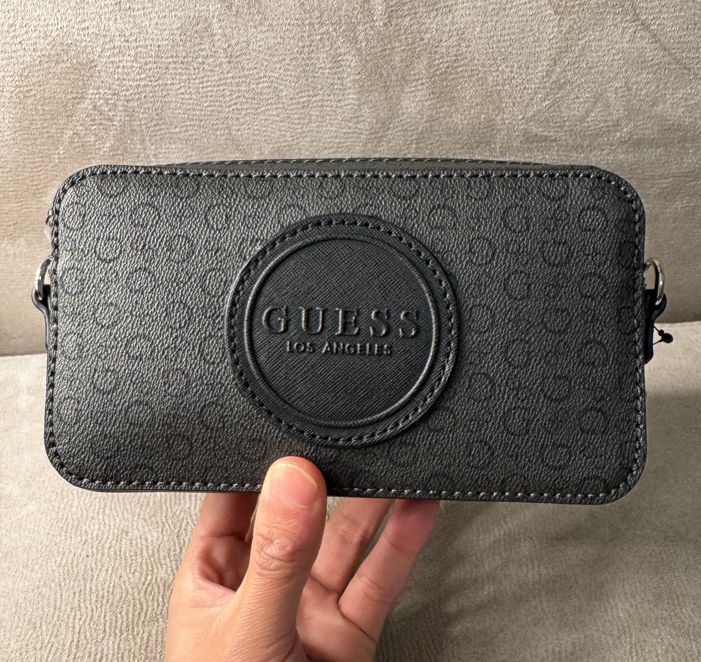 Crossbody Guess Los Angeles – Negro Monogram (Set en Caja Regalo)