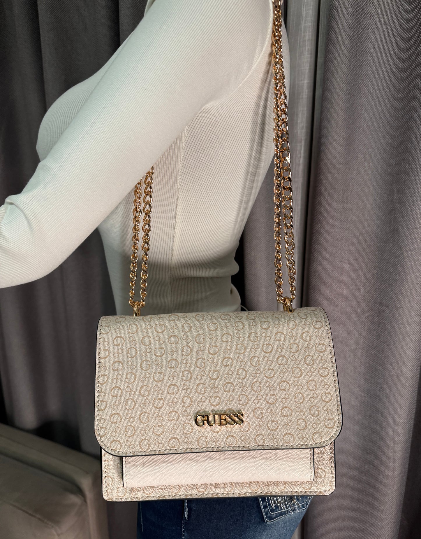 Cartera Guess Beige con Cadena Dorada
