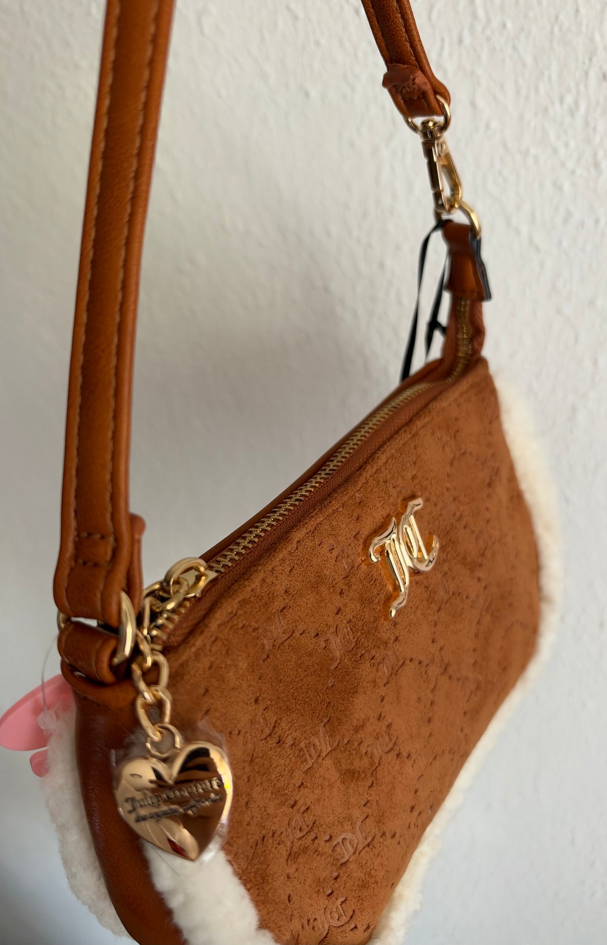 Cartera de hombro Juicy Couture Café con Detalles de Peluche