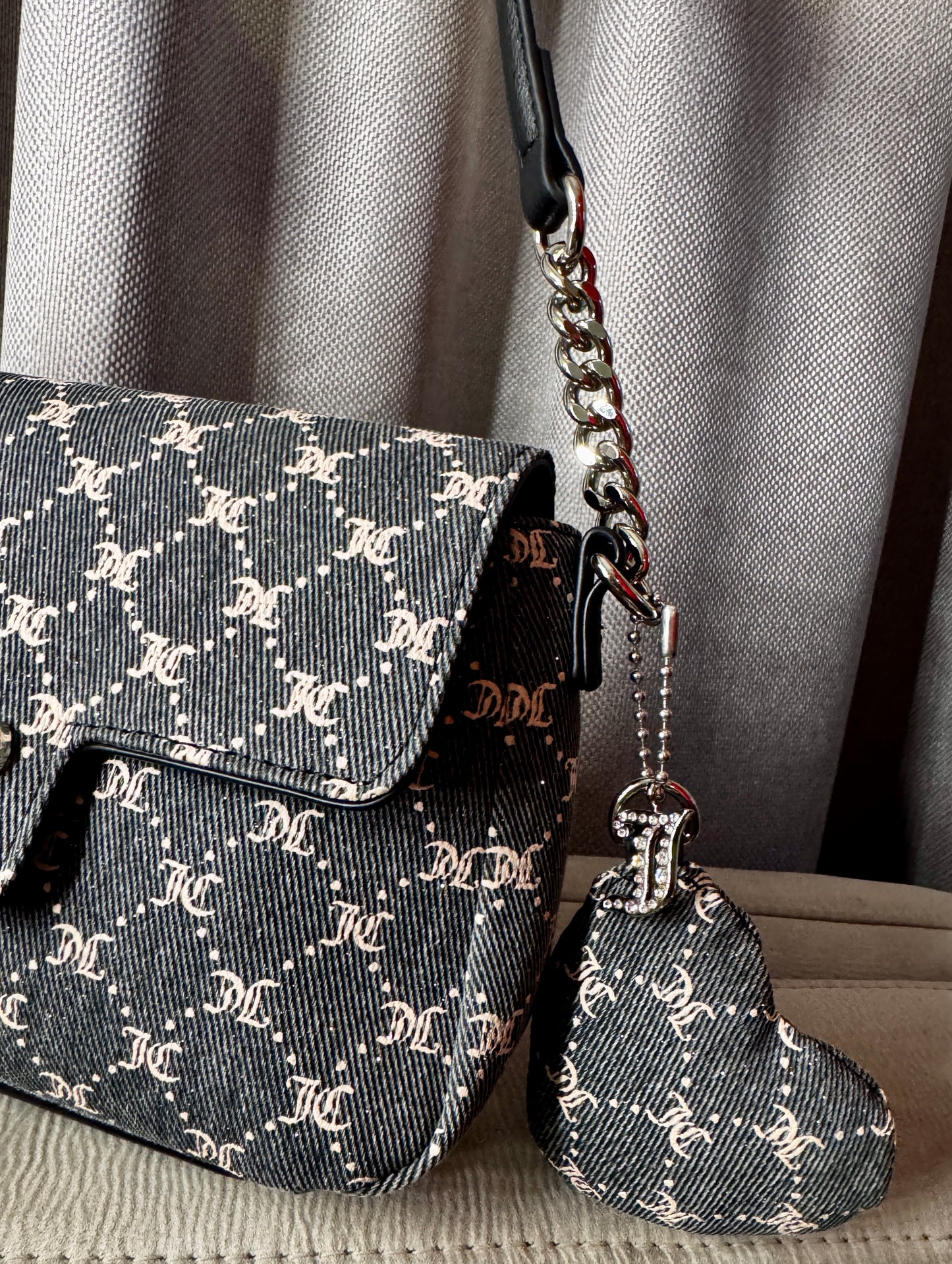 Cartera de hombro Juicy Couture de mezclilla gris