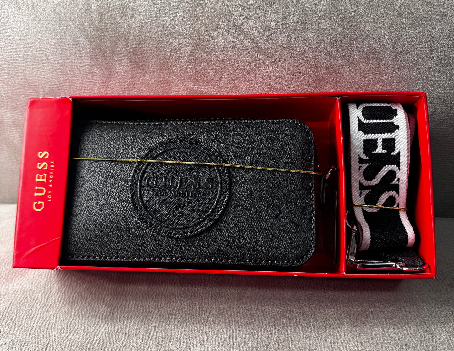 Crossbody Guess Los Angeles – Negro Monogram (Set en Caja Regalo)