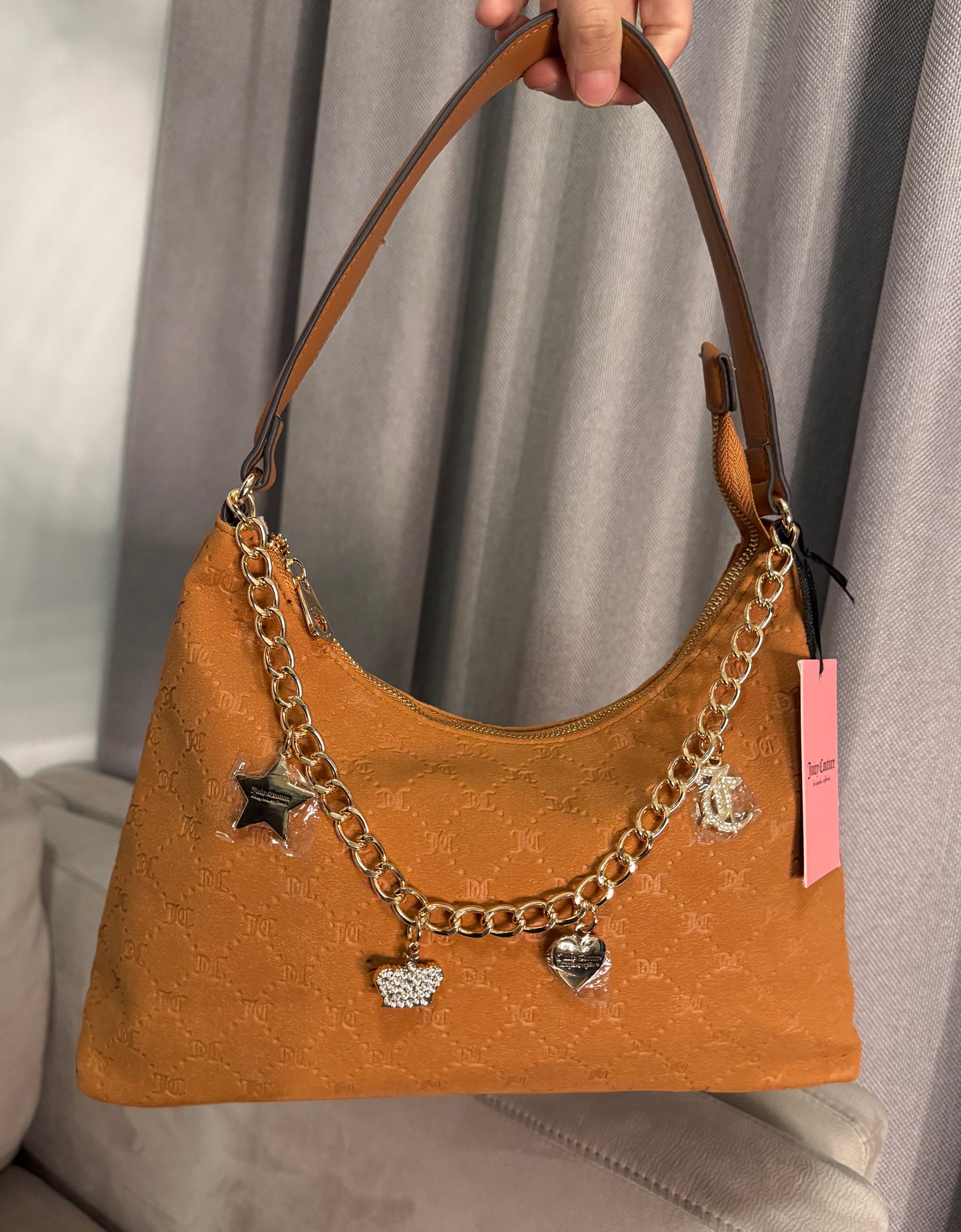 Cartera Juicy Couture Hobo Camel con Charms