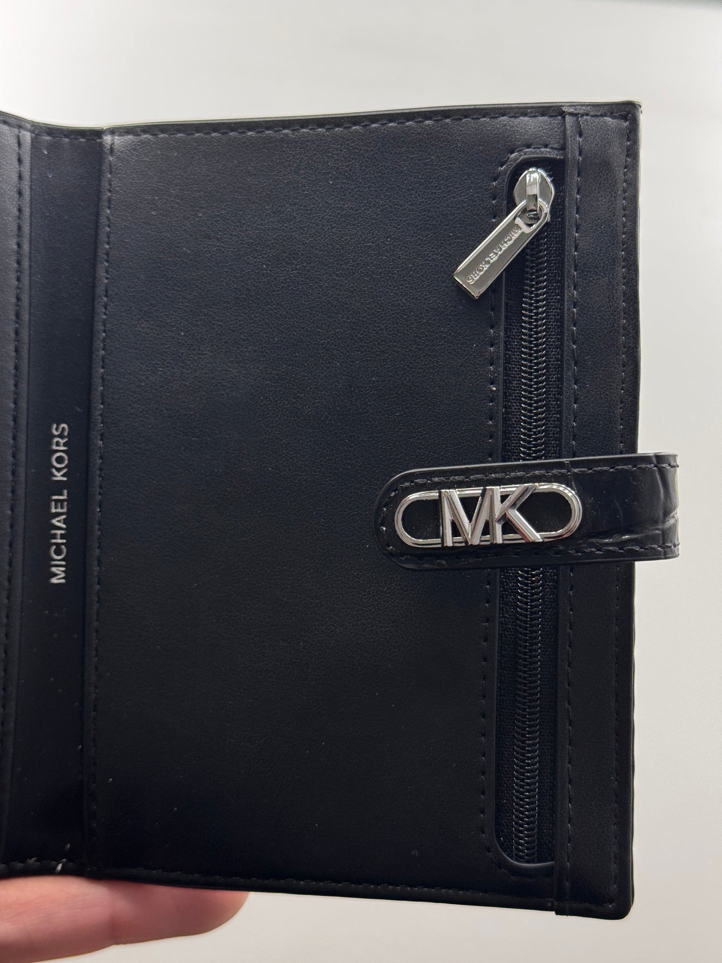 Porta pasaporte MK
