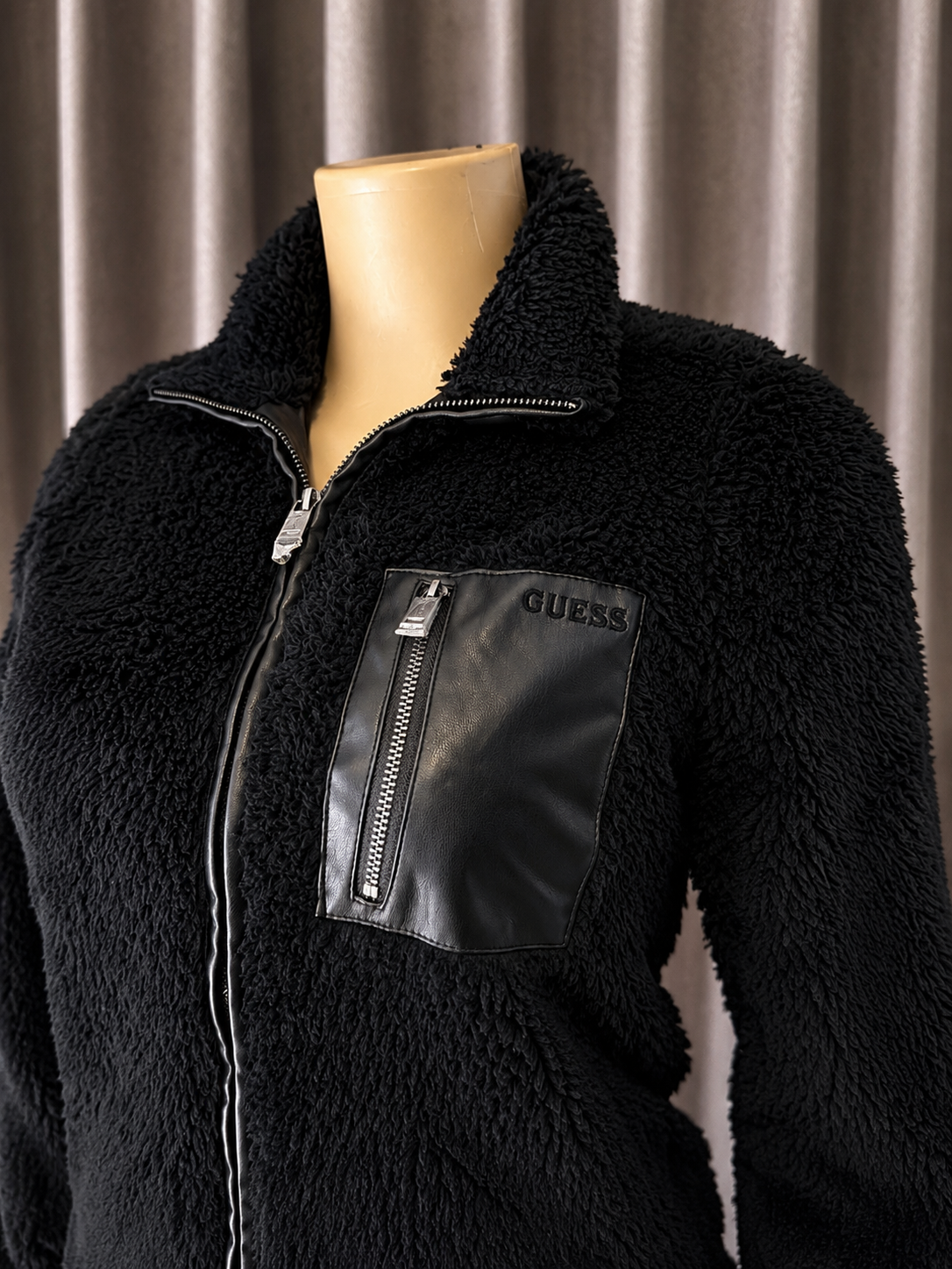 Chaqueta Sherpa Guess Negra