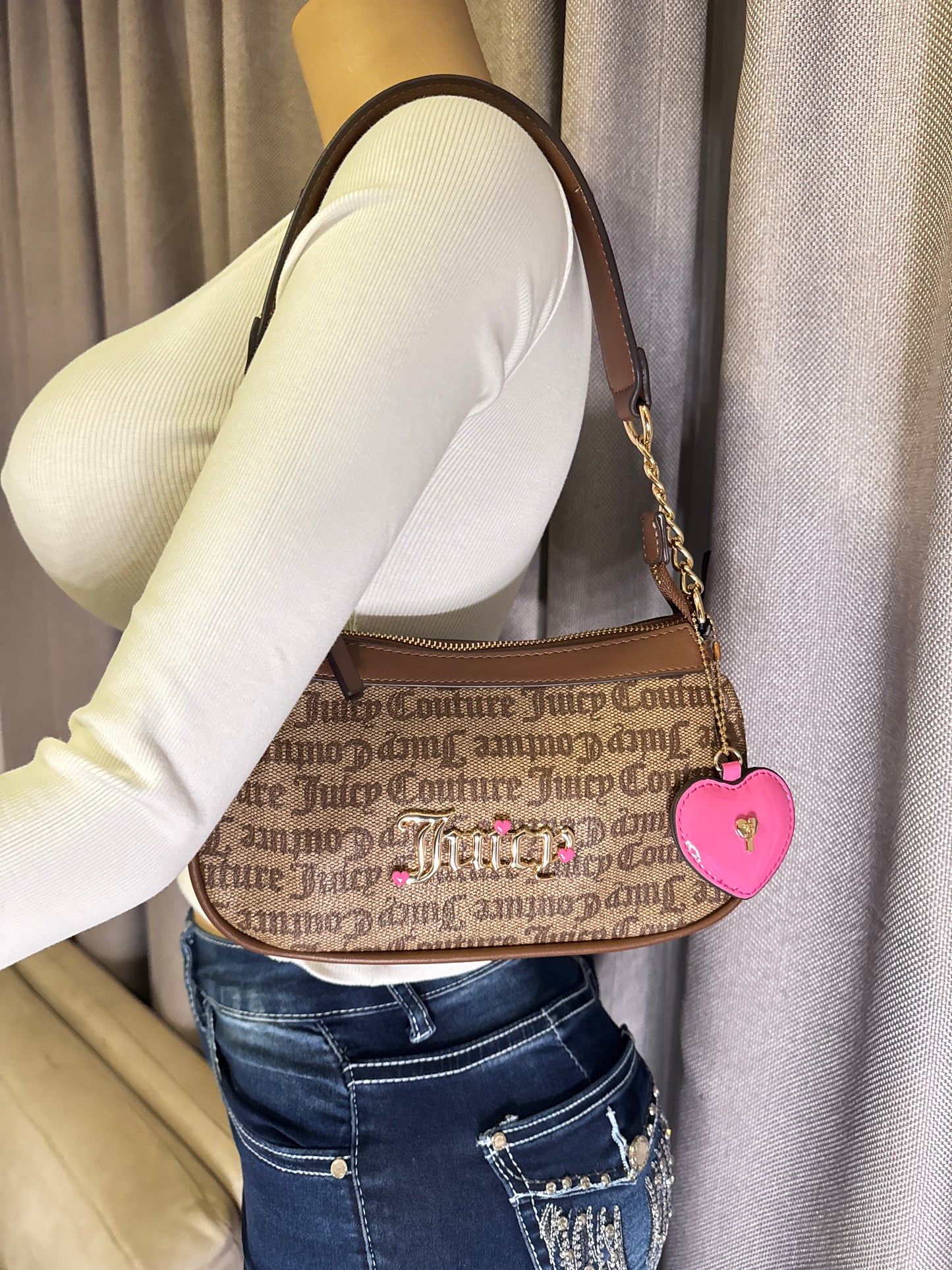 Cartera Juicy Couture Monogram Café con Charm de Corazón