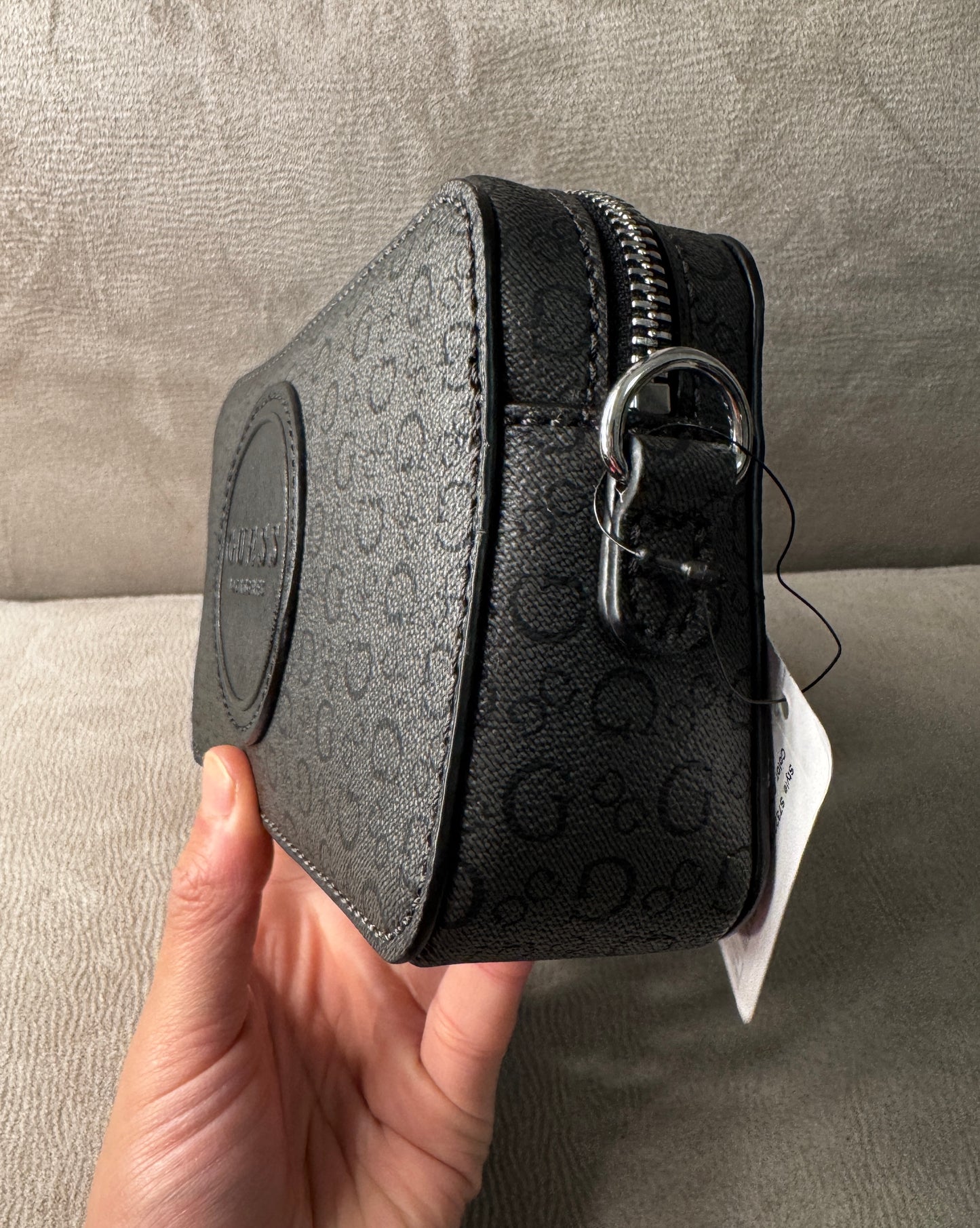 Crossbody Guess Los Angeles – Negro Monogram (Set en Caja Regalo)