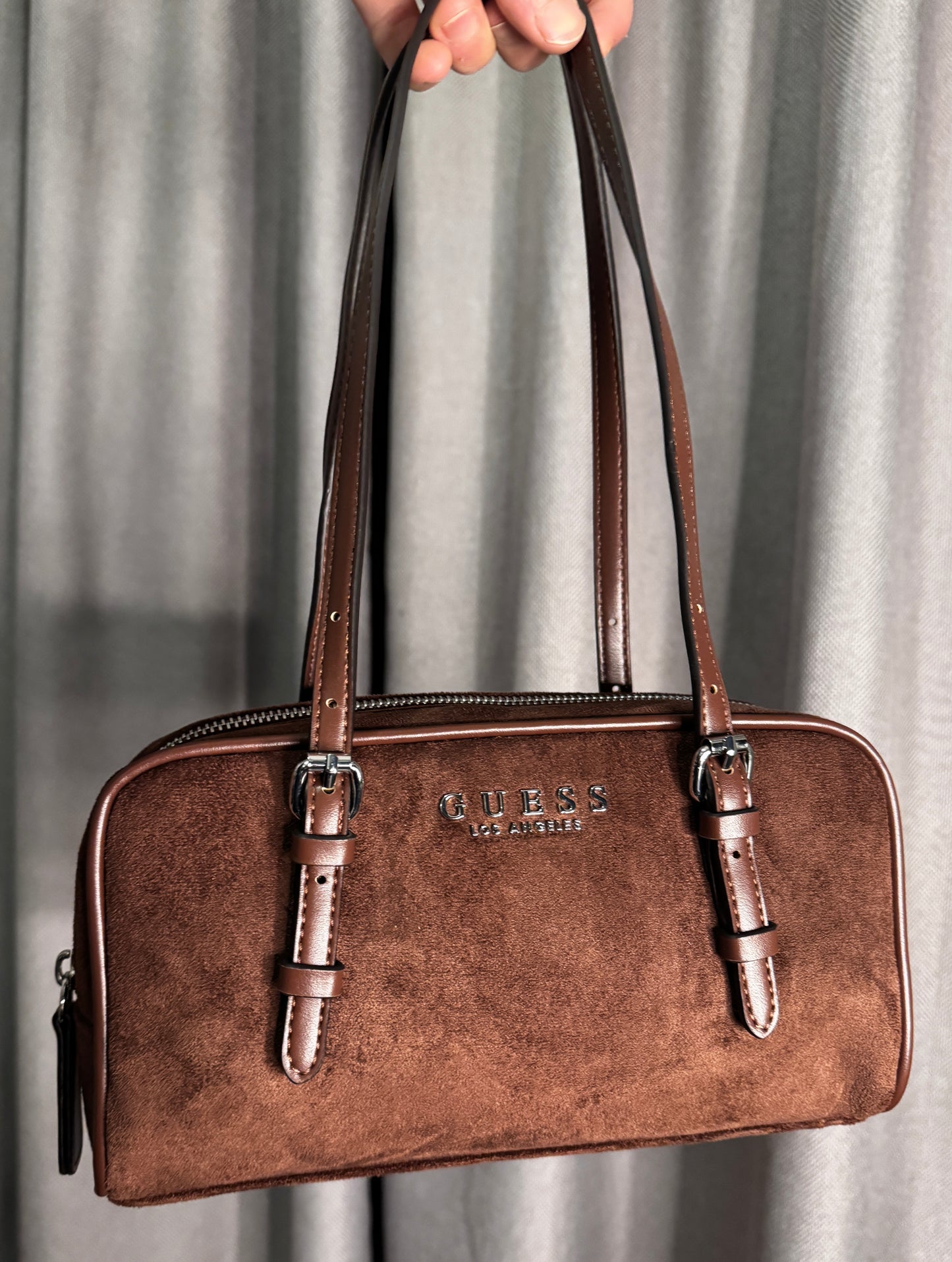 Cartera Guess Los Angeles – Elegancia a temporal en tono café