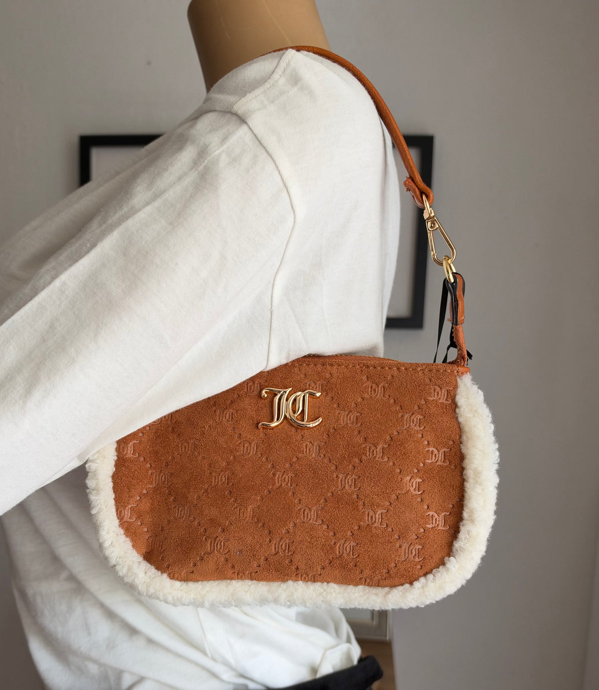 Cartera de hombro Juicy Couture Café con Detalles de Peluche
