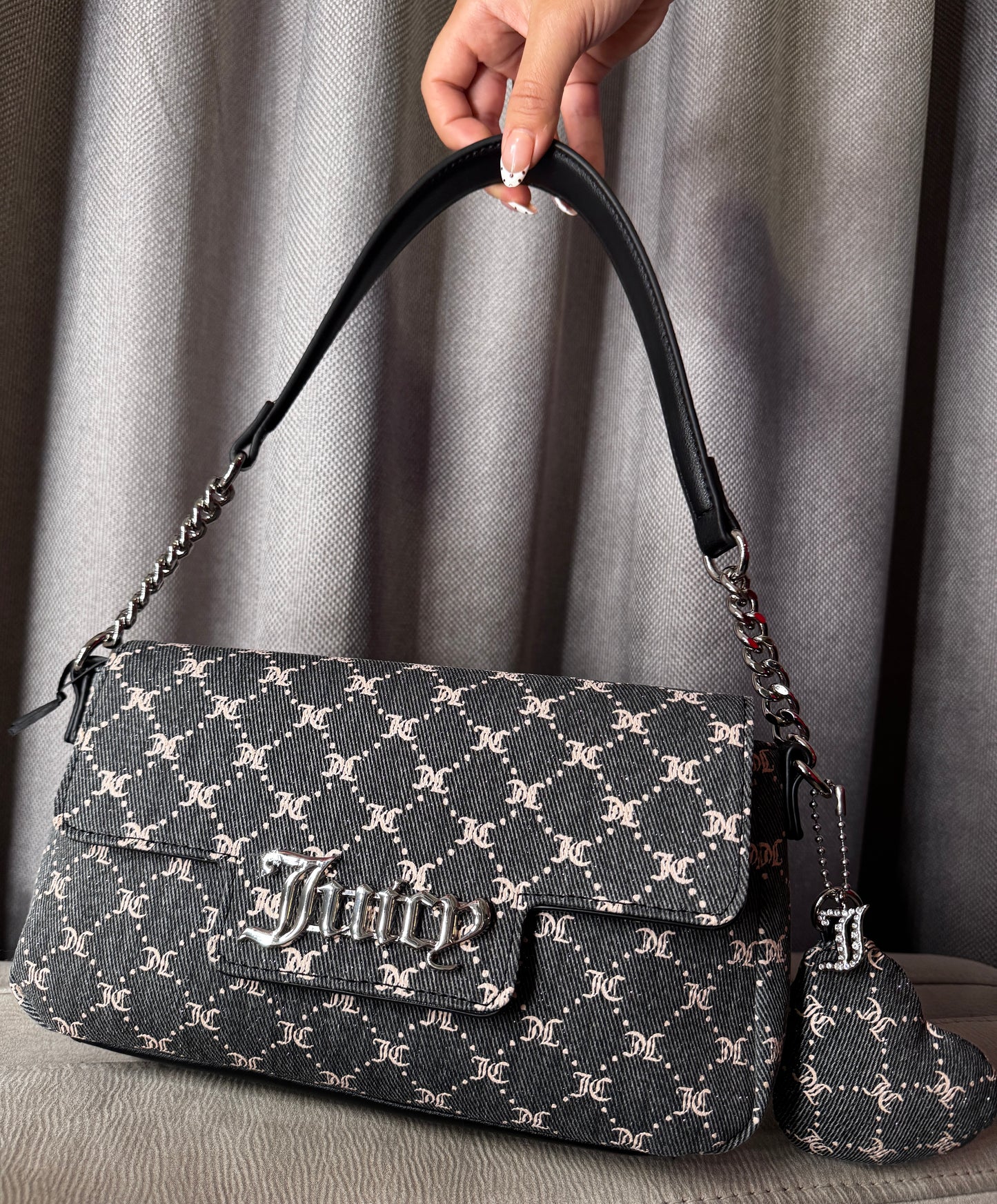 Cartera de hombro Juicy Couture de mezclilla gris
