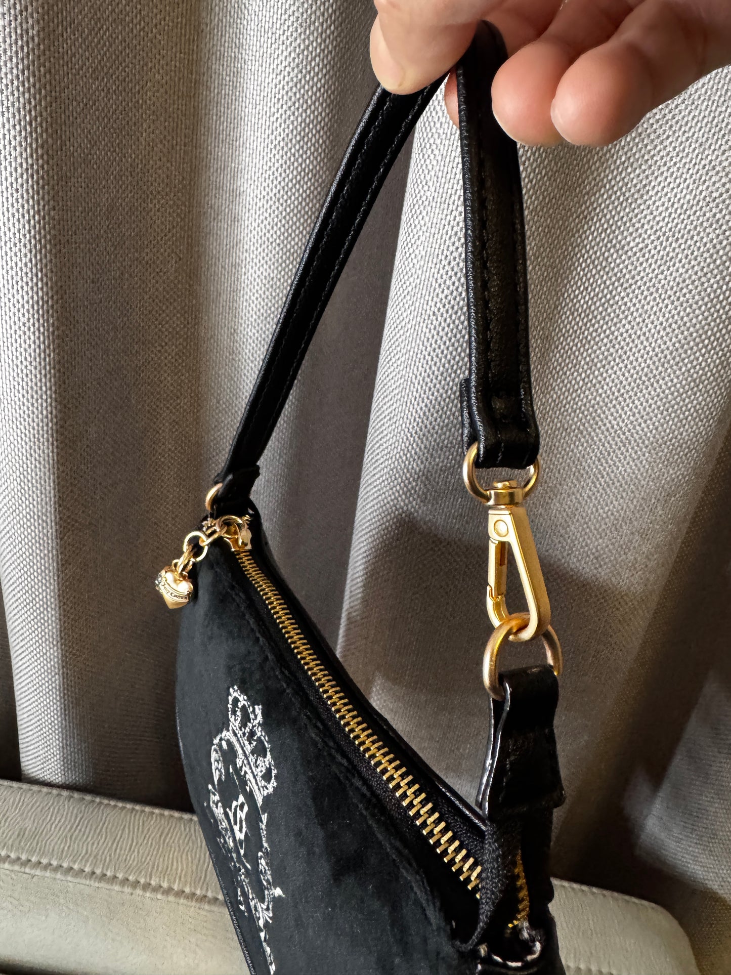 Cartera de hombro pequeña Juicy Couture escudo JC
