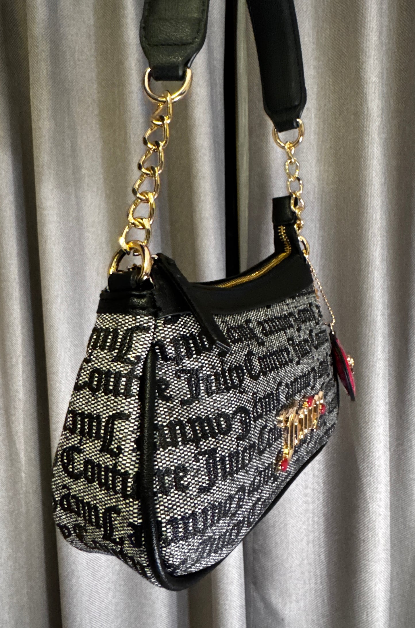 Cartera Juicy Couture Monogram con Charm de Corazón