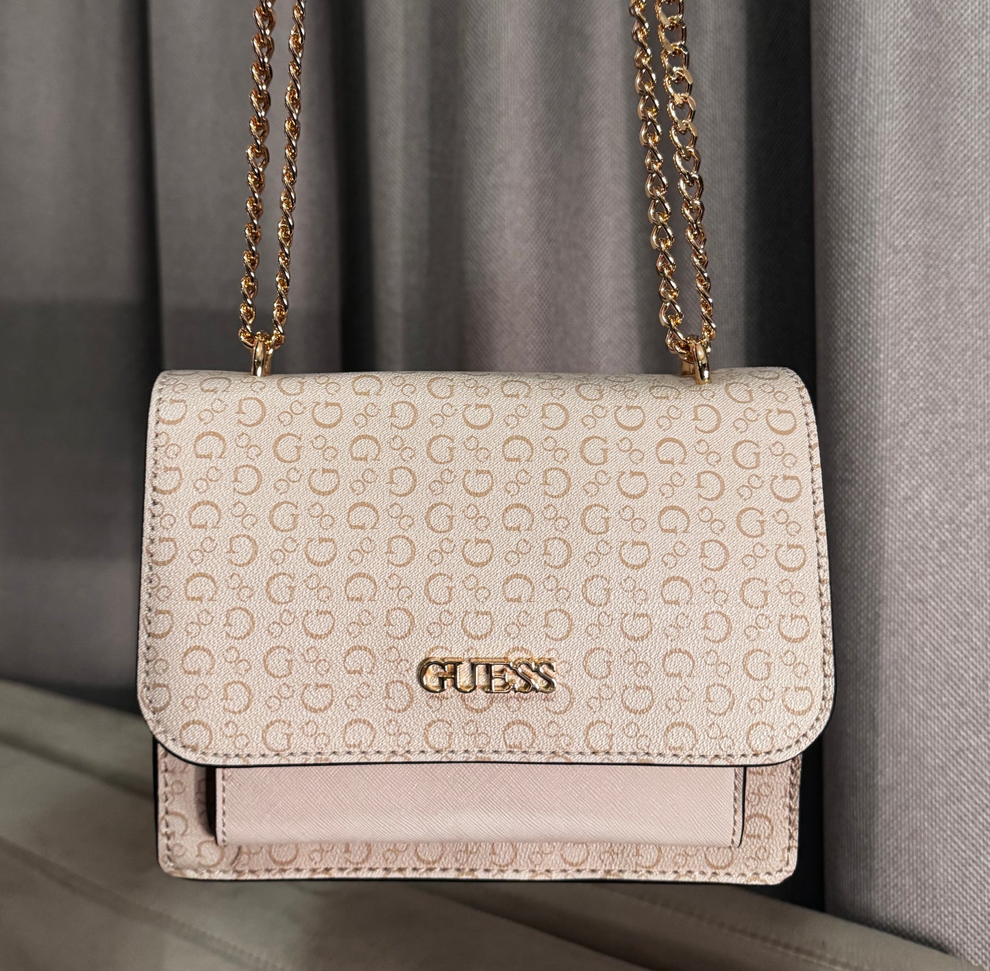 Cartera Guess Beige con Cadena Dorada
