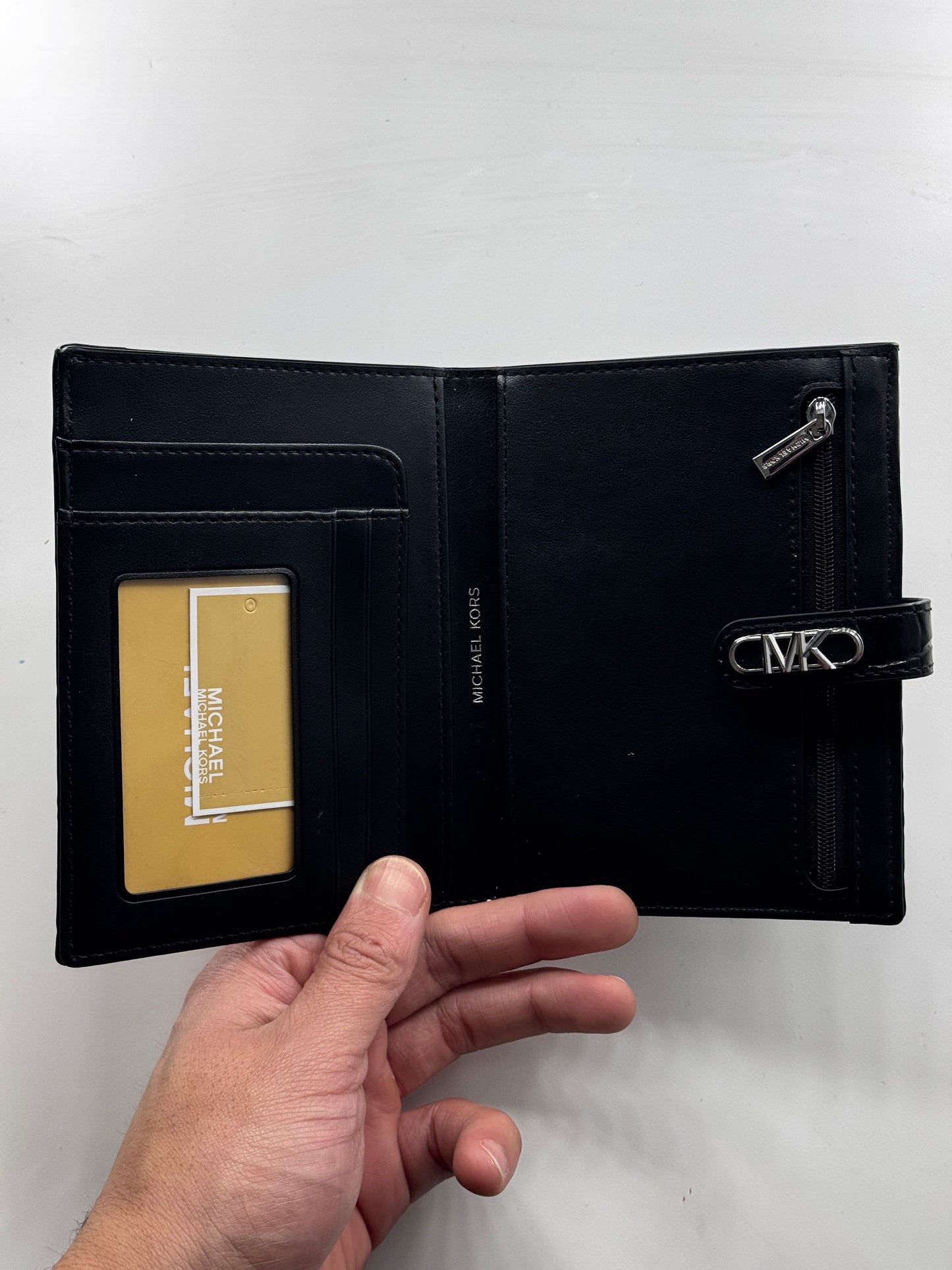 Porta pasaporte MK