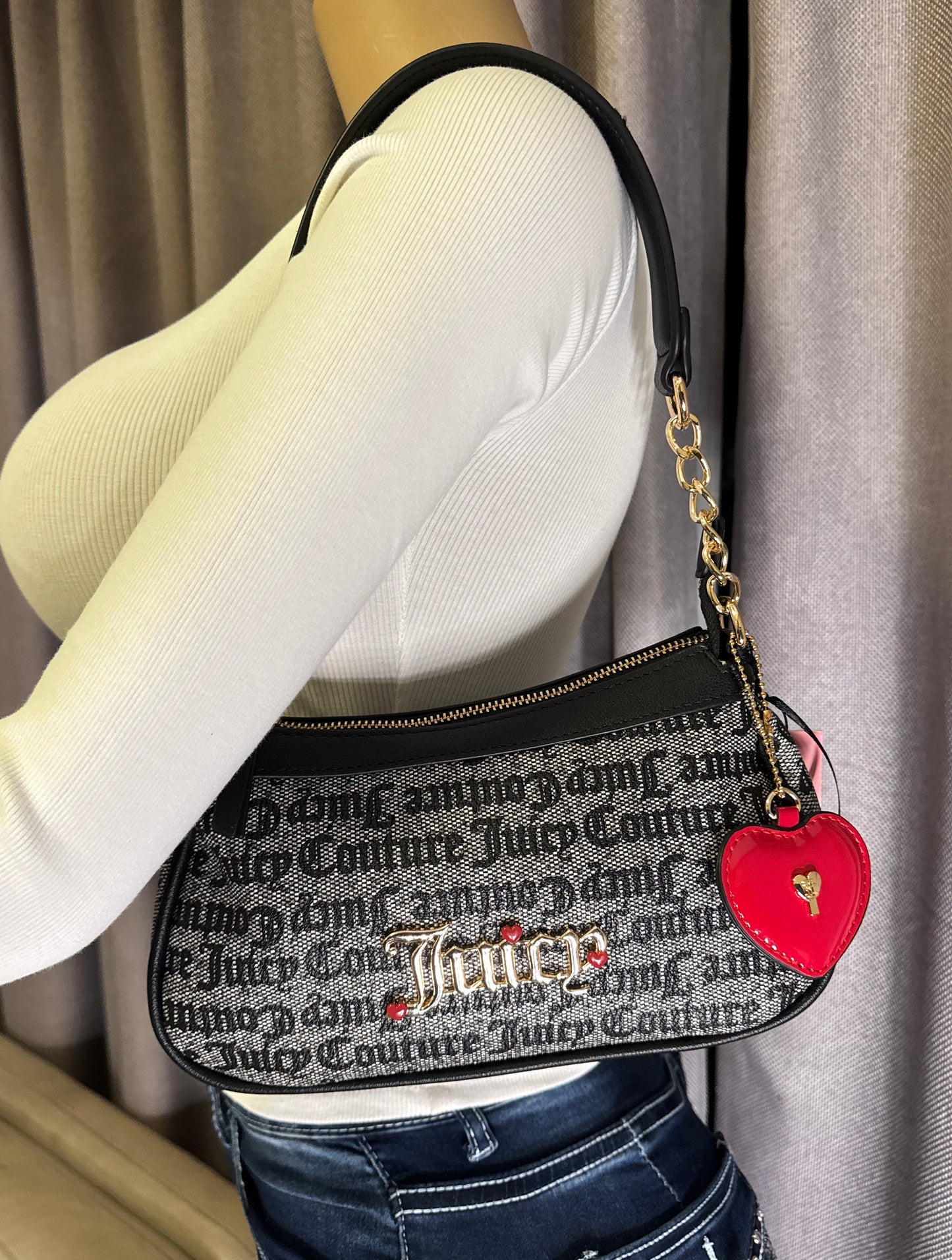 Cartera Juicy Couture Monogram con Charm de Corazón