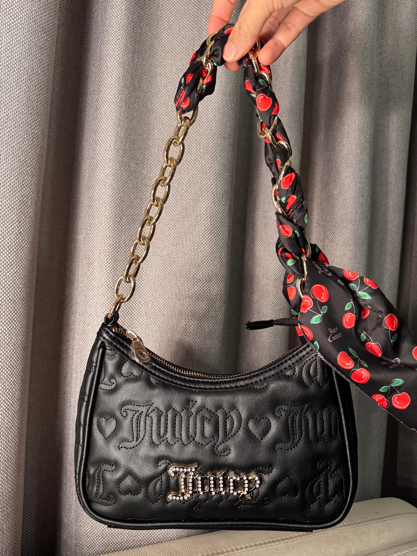 Cartera de Hombro Juicy Couture Negra con Pañuelo