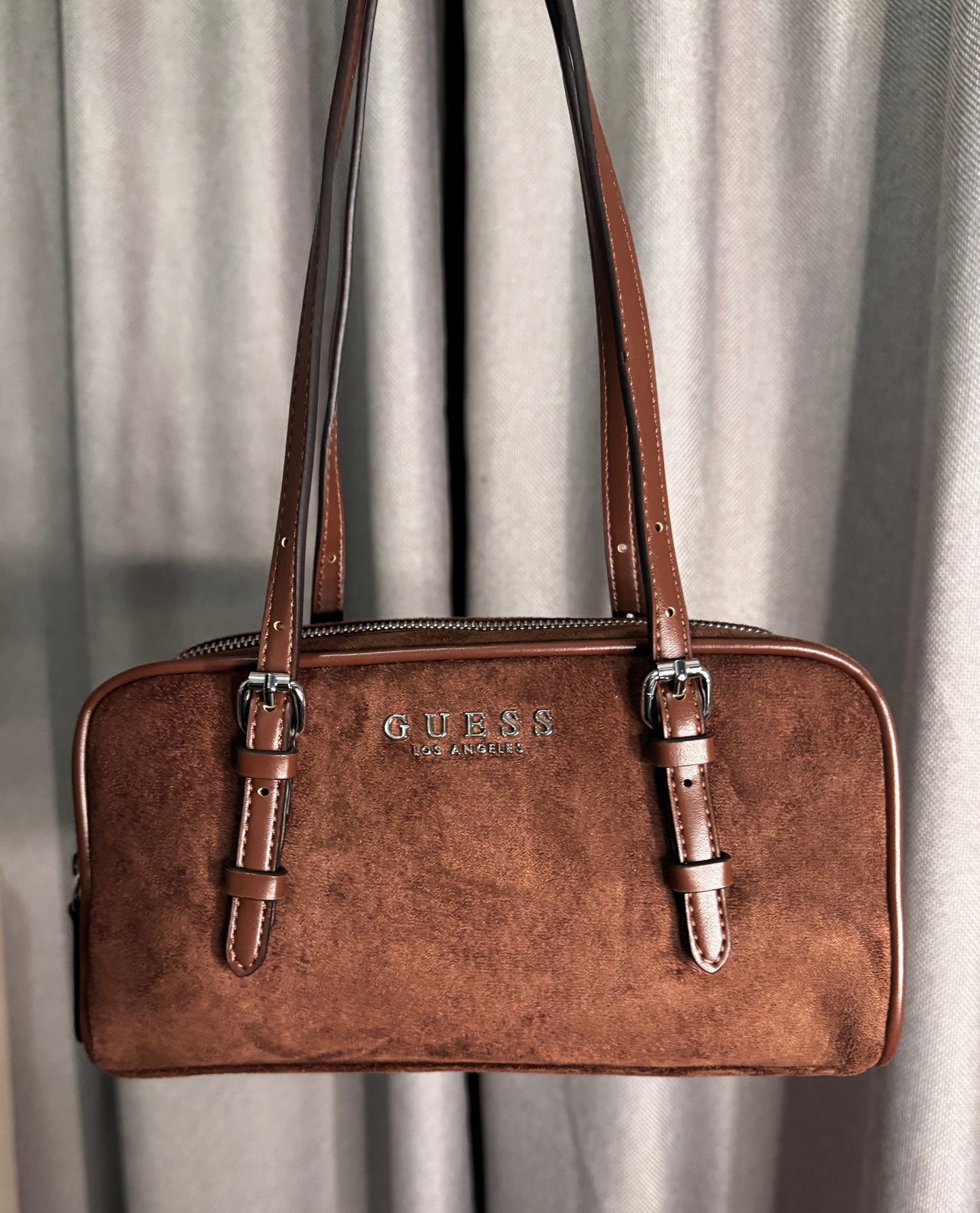 Cartera Guess Los Angeles – Elegancia a temporal en tono café