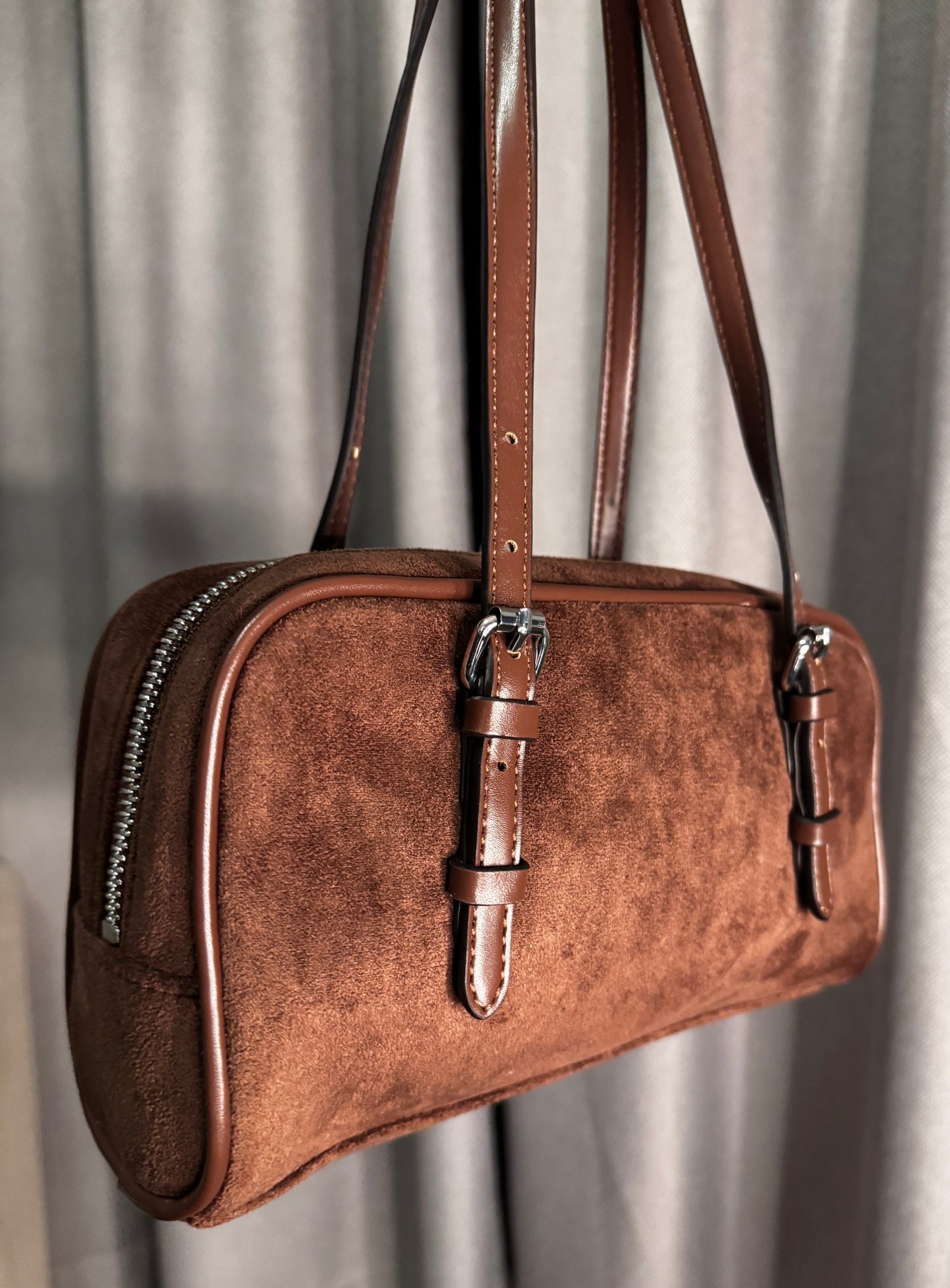 Cartera Guess Los Angeles – Elegancia a temporal en tono café