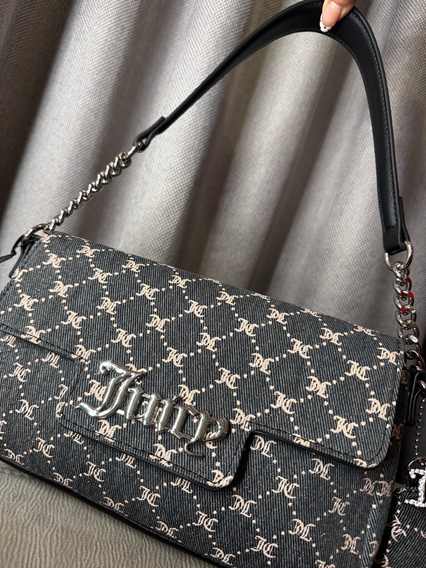 Cartera de hombro Juicy Couture de mezclilla gris