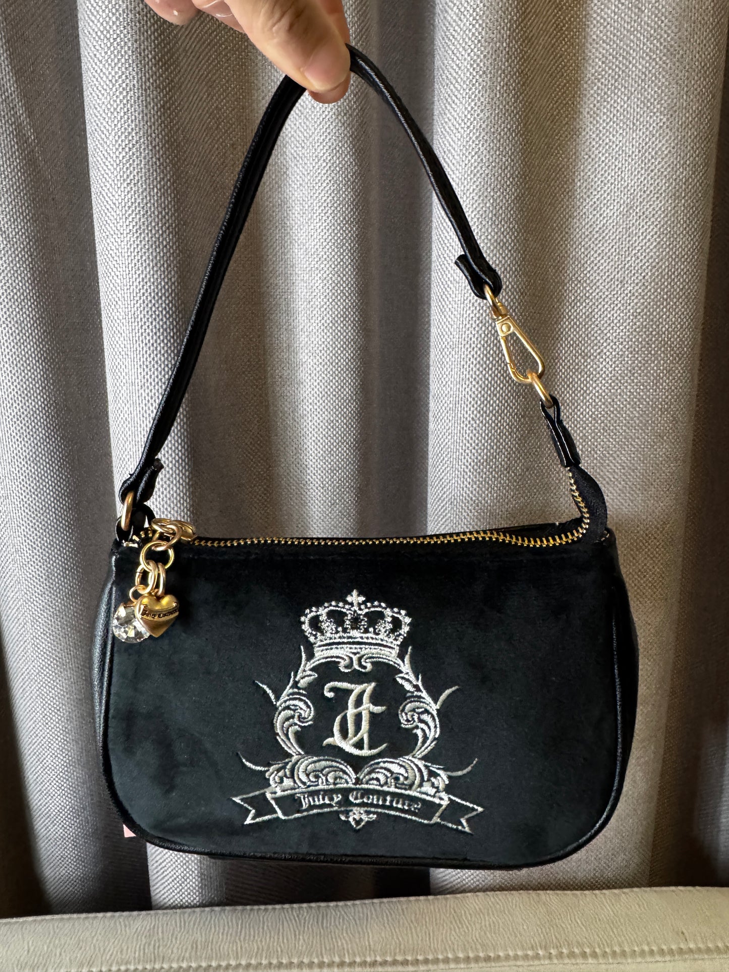 Cartera de hombro pequeña Juicy Couture escudo JC
