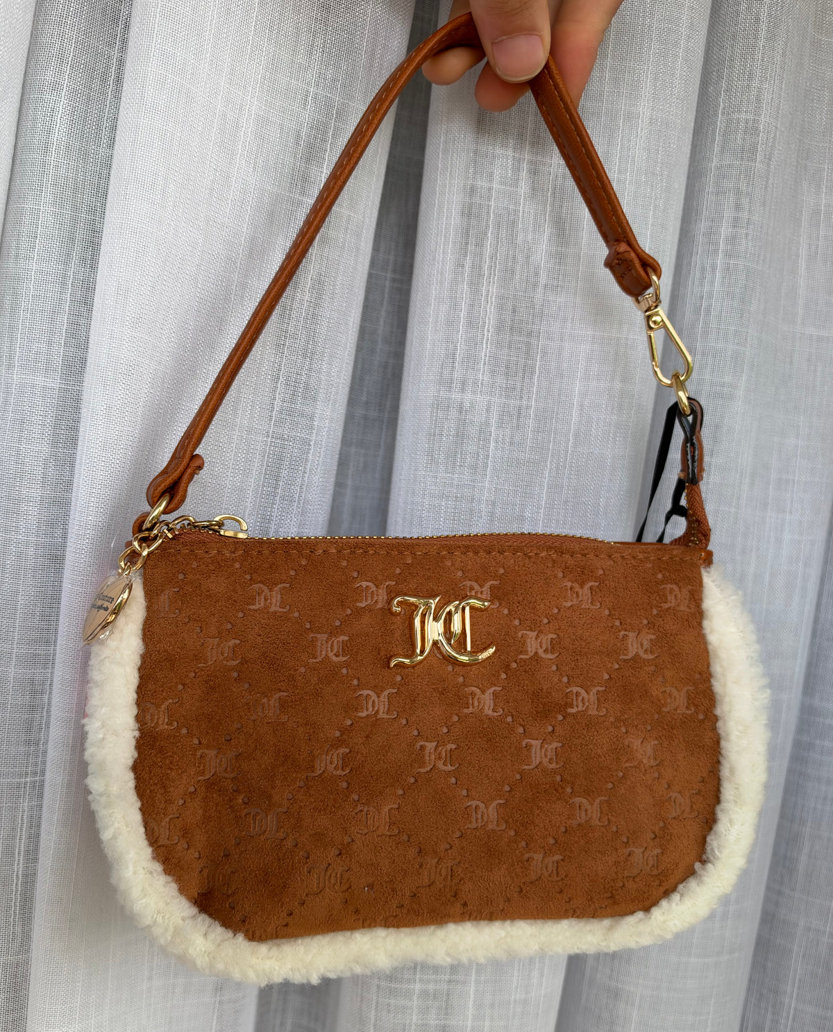 Cartera de hombro Juicy Couture Café con Detalles de Peluche