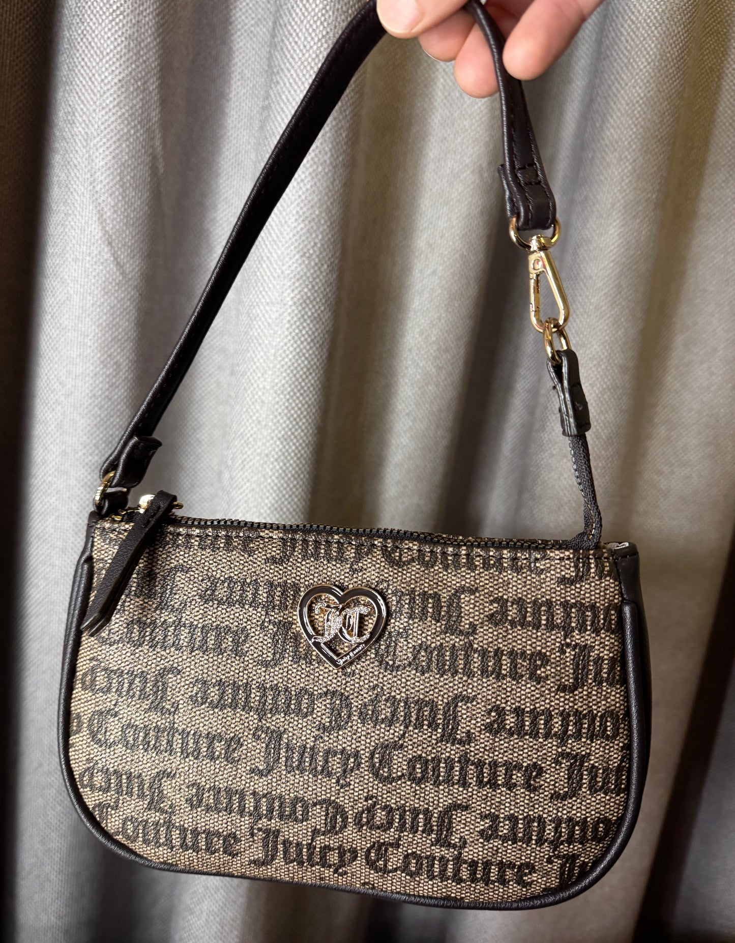Cartera de hombro Juicy Couture pequeña