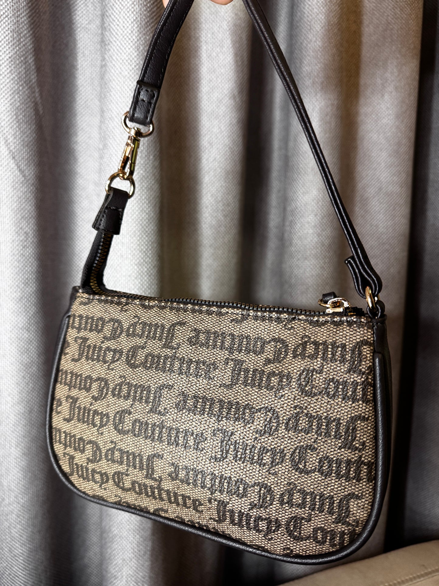 Cartera de hombro Juicy Couture pequeña