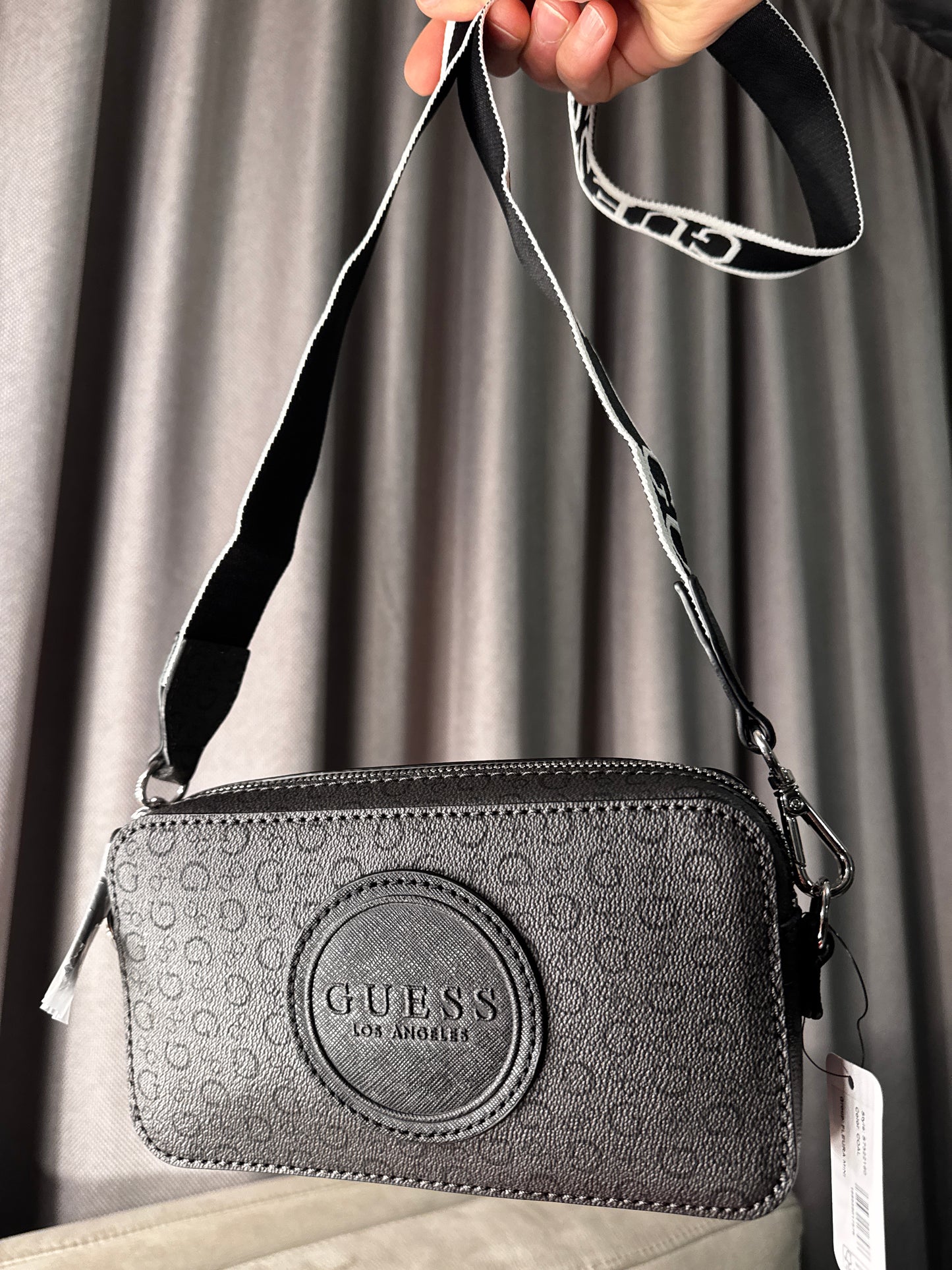 Crossbody Guess Los Angeles – Negro Monogram (Set en Caja Regalo)