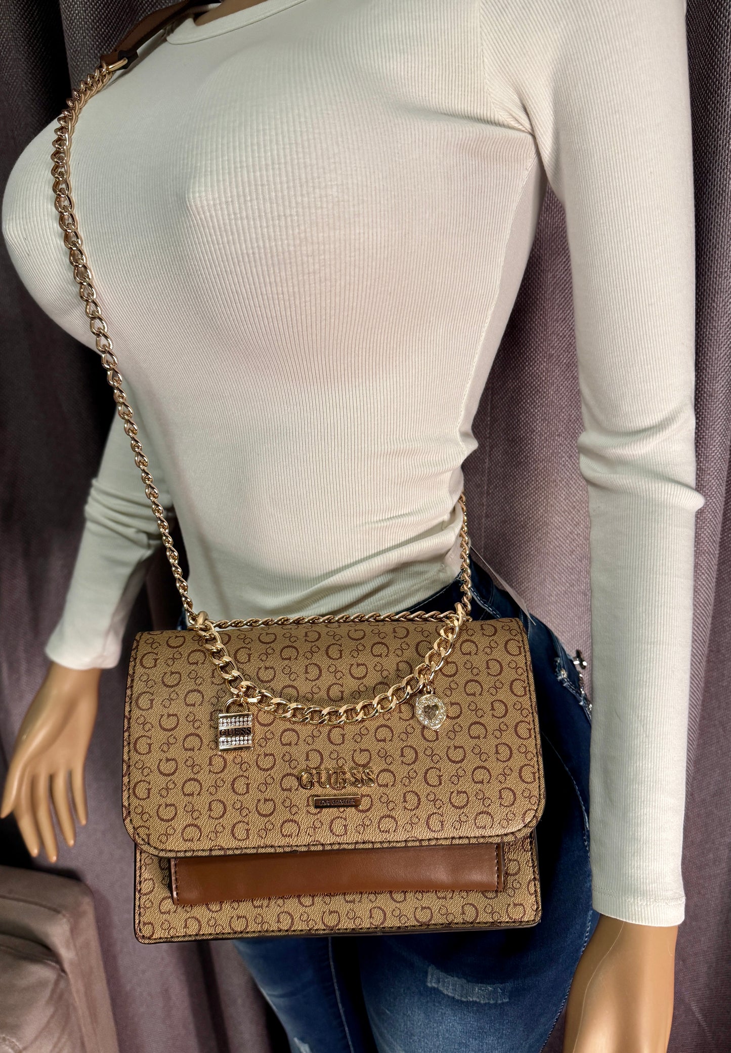 Cartera Guess Monograma Café con Cadena Dorada