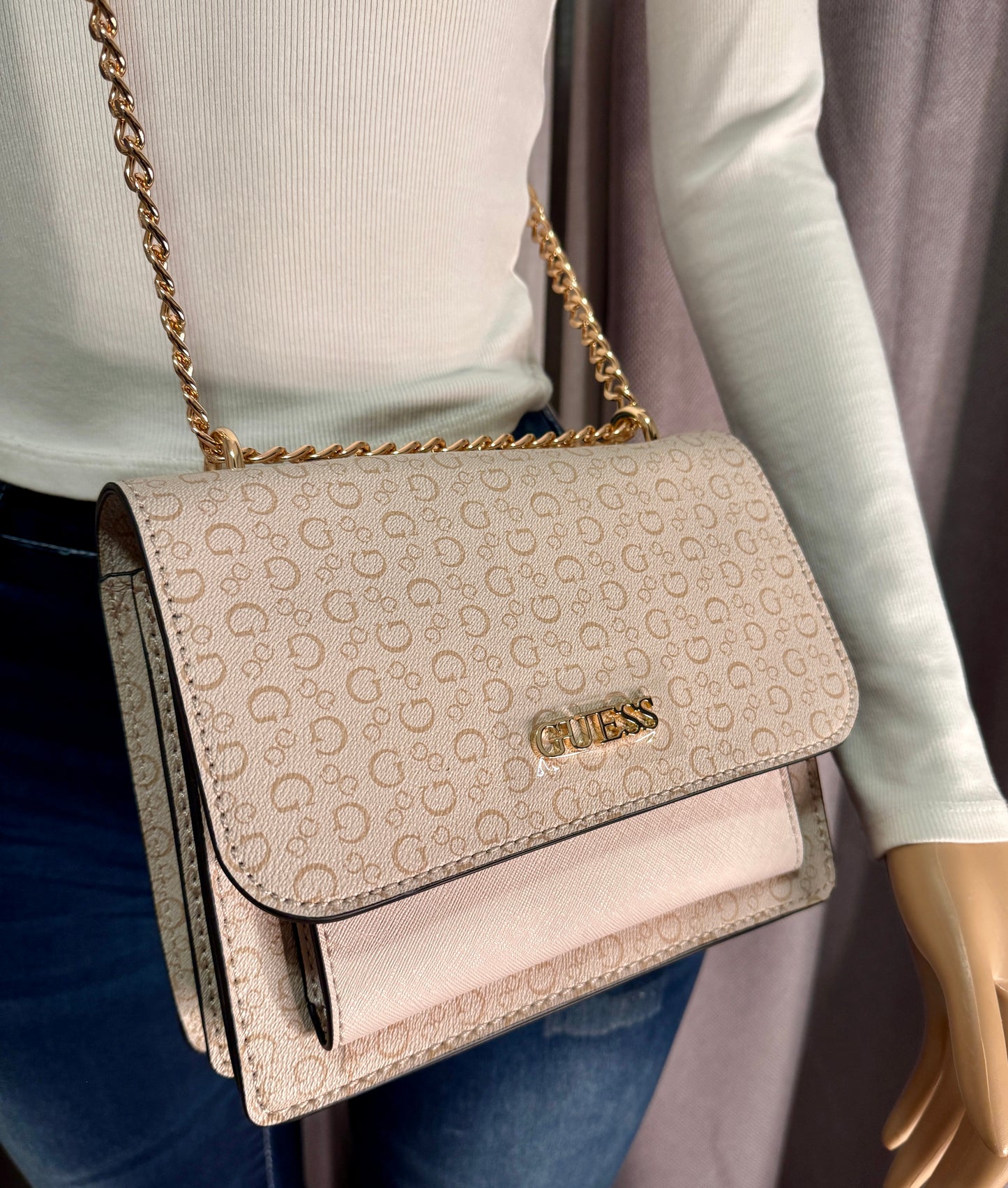 Cartera Guess Beige con Cadena Dorada