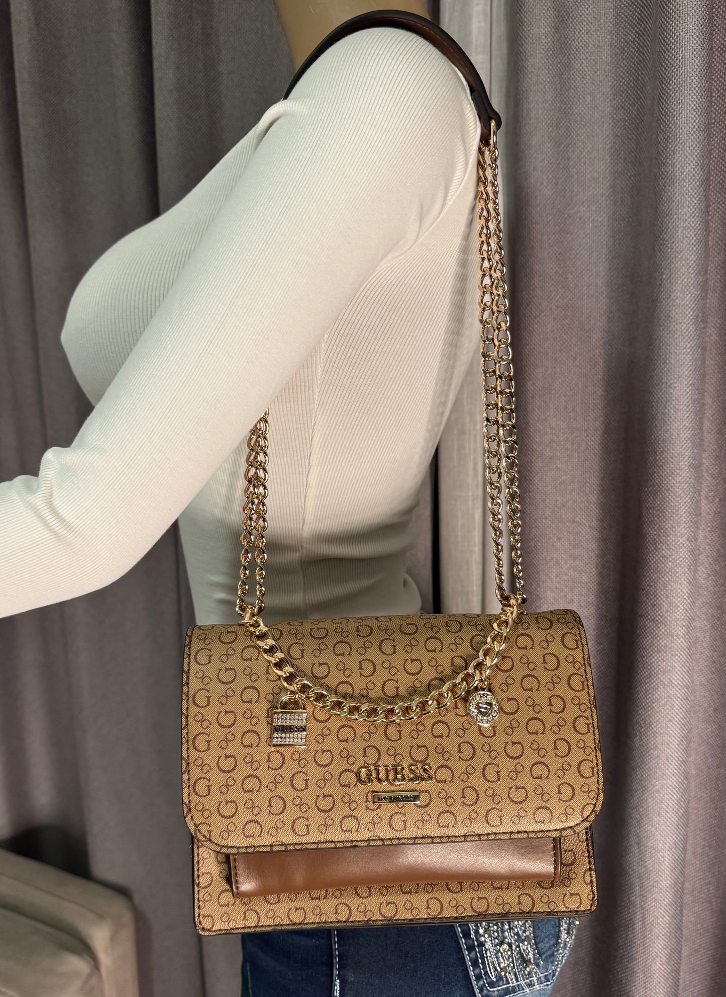 Cartera Guess Monograma Café con Cadena Dorada