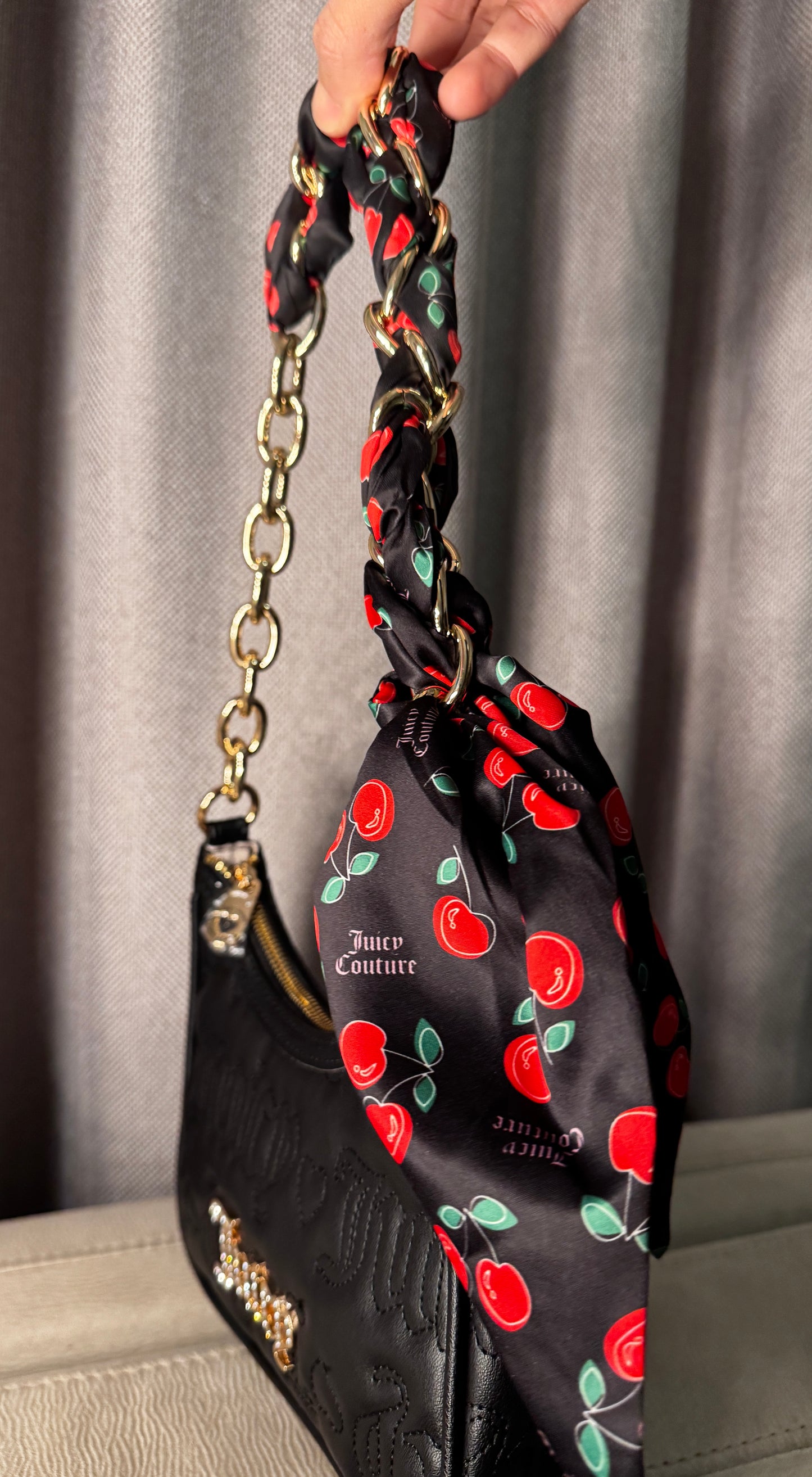 Cartera de Hombro Juicy Couture Negra con Pañuelo