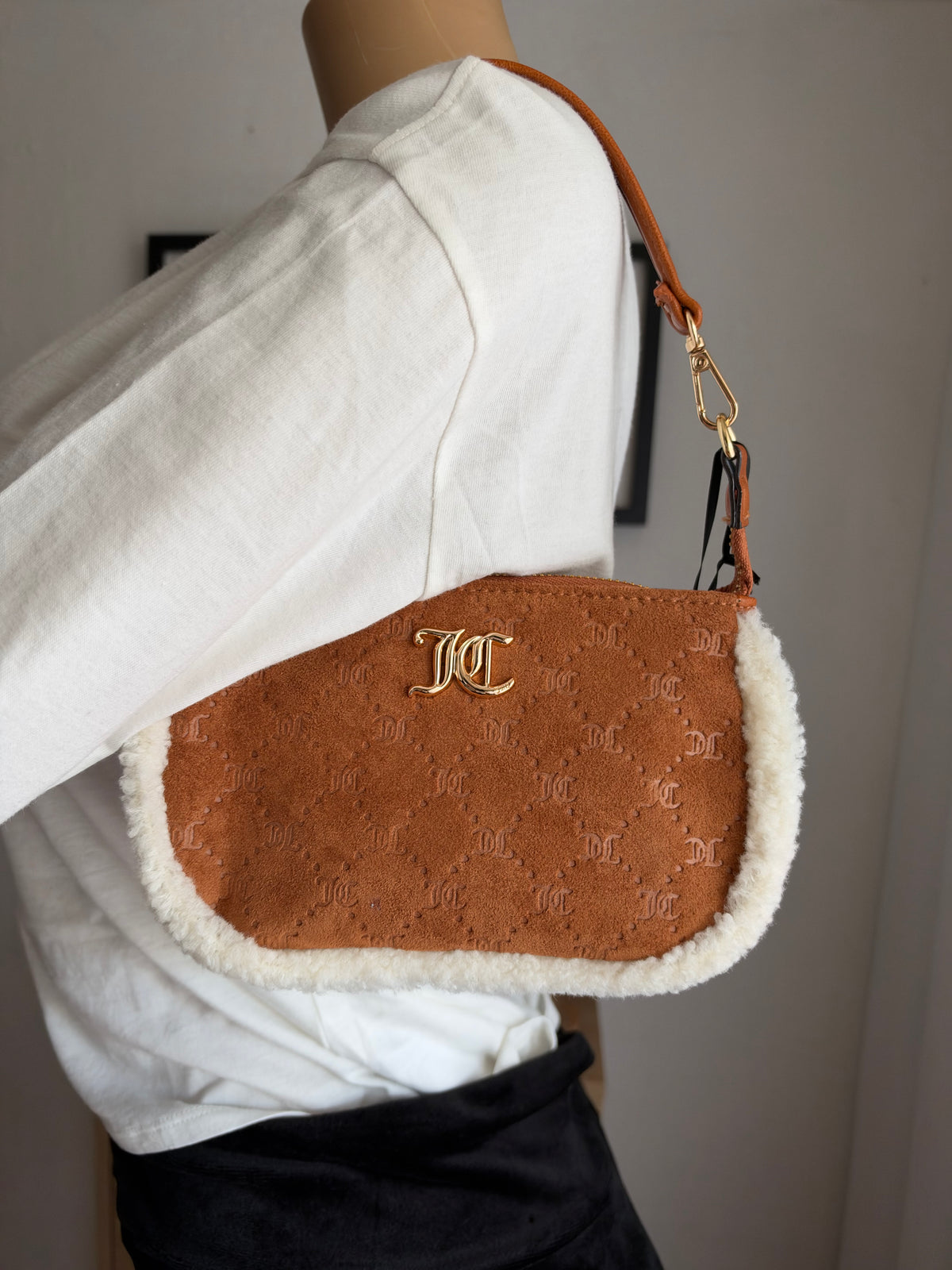 Cartera de hombro Juicy Couture Café con Detalles de Peluche